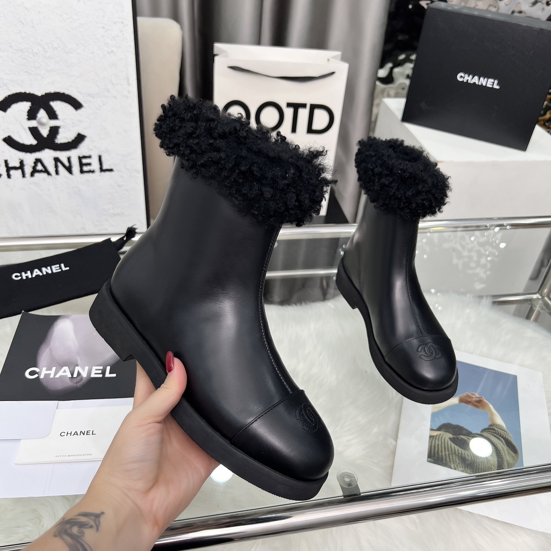 NO:559813,High version of Chanel CHANEL, the latest short boots from Xiaoxiang's 2025 autumn and winter counters, a must-have item for this autumn and winter season!  !  Ms. Chanel loves simple and irresistible combinations to show her unique dressing style. She can mix and match freely to shine and follow the fashionable steps of her grandma!  !  !  The top-notch craftsmanship and texture are perfectly presented. No matter any details, you can compare them with the counters. You can enter and exit the counters at will with the best quality products!  !  Fabric: imported cowhide/cow suede/wool Lining: sheepskin lining Foot pads: sheepskin Outsole: original molded sole Heel height: 3 cm Boot height: total height 6 inches Number of yards: 35-40 (40 and 41 are customized and non-refundable), snow boots, chanel, chanel, boots, cowhide, sheepskin19860909高版本香奈儿CHANEL,小香2025款秋冬专柜最新款短靴,本季秋冬季节必备单品！！香奈儿女士钟爱简约又难以抗拒系 搭配展现与众不同的穿搭风格、自由混搭闪耀到位跟紧香奶奶时尚步伐！！！顶级工艺质感完美呈现,无论任何细节均可对比专柜,最好级别的顶级货,随意进出专柜！！ 面料:进口牛皮/牛反绒皮/羊毛 内里:羊皮里 垫脚:羊皮 大底:原版开模底 跟高:3厘米 靴筒高度:总高6寸 码数:35-40（40 41为定制不退换）,雪地靴,chanel,chanel,boots,cowhide,sheepskin,Women's Shoes