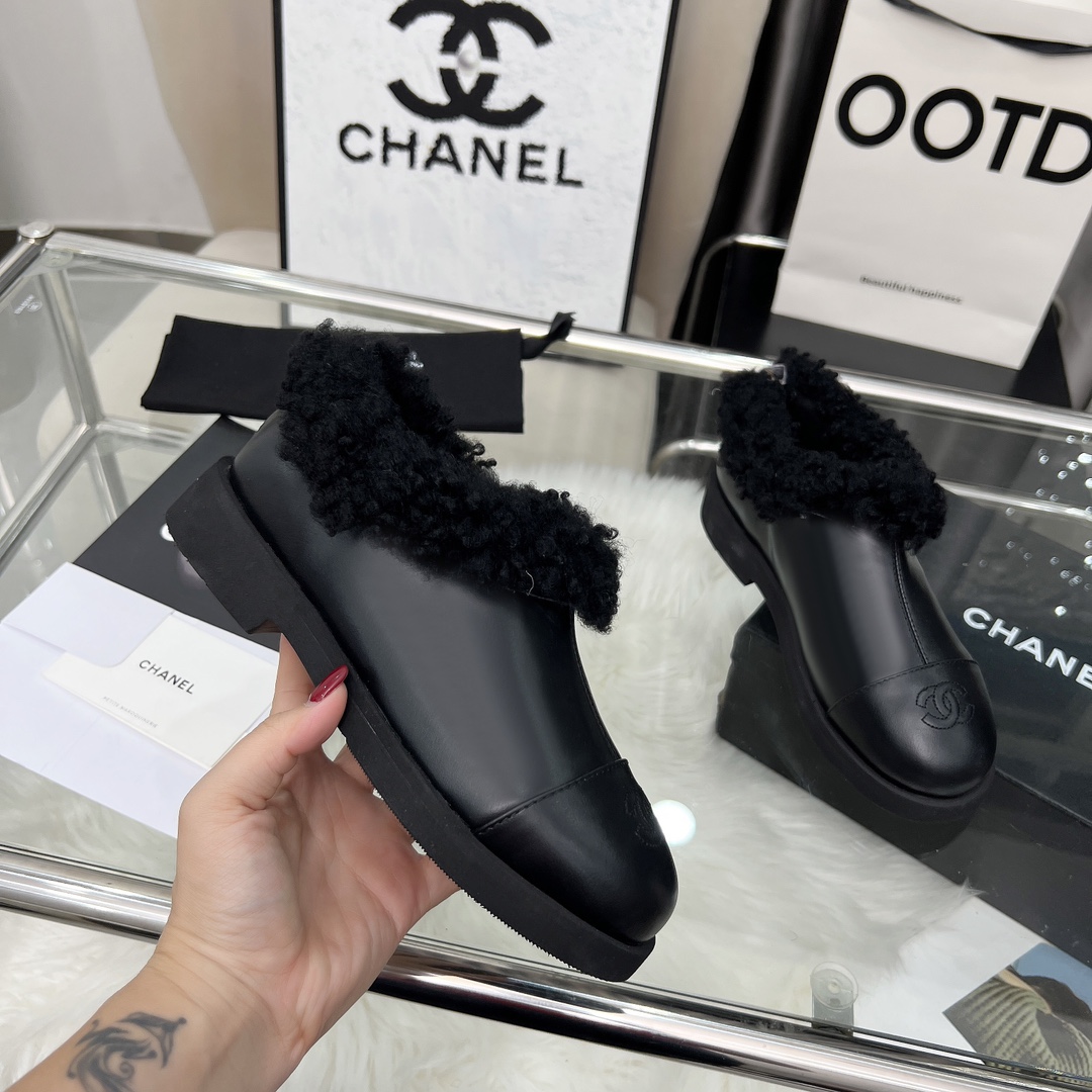 NO:559815,High version of Chanel CHANEL, the latest short boots from Xiaoxiang's 2025 autumn and winter counters, a must-have item for this autumn and winter season!  !  Ms. Chanel loves simple and irresistible combinations to show her unique dressing style. She can mix and match freely to shine and follow the fashionable steps of her grandma!  !  !  The top-notch craftsmanship and texture are perfectly presented. No matter any details, you can compare them with the counters. You can enter and exit the counters at will with the best quality products!  !  Fabric: imported cowhide/cow suede/wool Lining: sheepskin lining Feet: sheepskin Outsole: original molded sole Heel height: 3 cm Code number: 35-40 (40 and 41 are customized and non-returnable), snow boots, chanel, chanel, boots, cowhide, sheepskin19860909高版本香奈儿CHANEL,小香2025款秋冬专柜最新款短靴,本季秋冬季节必备单品！！香奈儿女士钟爱简约又难以抗拒系 搭配展现与众不同的穿搭风格、自由混搭闪耀到位跟紧香奶奶时尚步伐！！！顶级工艺质感完美呈现,无论任何细节均可对比专柜,最好级别的顶级货,随意进出专柜！！ 面料:进口牛皮/牛反绒皮/羊毛 内里:羊皮里 垫脚:羊皮 大底:原版开模底 跟高:3厘米 码数:35-40（40 41为定制不退换）,雪地靴,chanel,chanel,boots,cowhide,sheepskin,Women's Shoes
