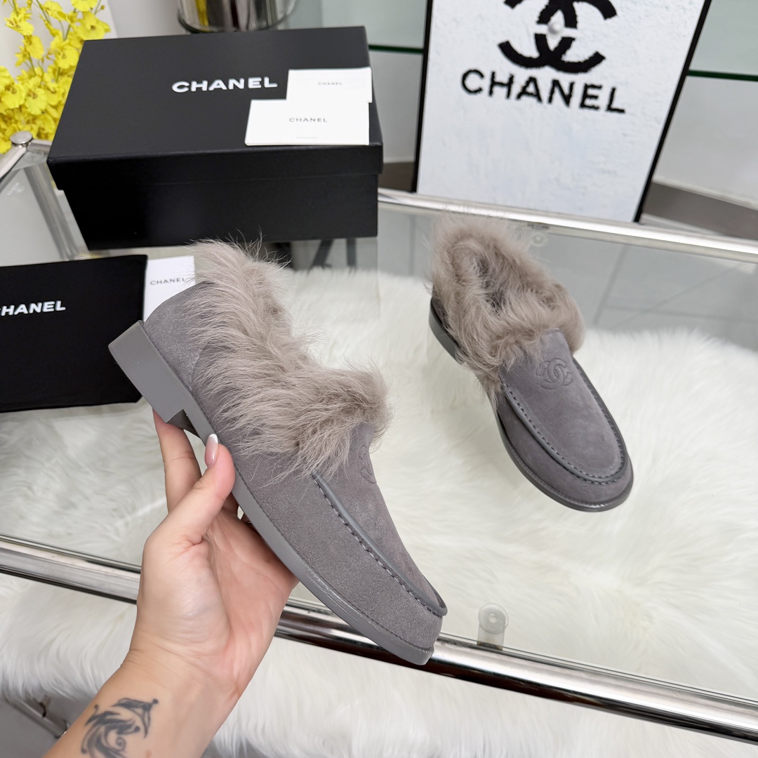 NO:578480,High version of Xiaoxiangjia shoes CHANE*｜, a big hit!  Xiaoxiang 2025 official website Chanel woolen shoes for autumn, winter and autumn. The new series of loafers are full of retro style and delicate shoe shape. They look very pleasing to the eye, with small round toes. The feet also become thinner, and the upper feet give people a kind of retro feeling shoes of the era. New models from European and American catwalks. Popular products make your legs beautiful when worn. Series of shoes 1 original customized sheepskin/silk sheepskin leather/rabbit hair 2 inner insole sheepskin  3 outsole: original leather outsole. 4 size 35-41 (40 41 custom-made, non-returnable), loafers, chanel, chanel, chanel, loafers, sheepskin, sheep, Leather soles19860909高版本小香家单鞋CHANE*｜,大爆款！小香2025官网香奈儿秋冬秋鞋毛毛单鞋,系列新品乐福鞋满满的复古风 秀气的鞋型 看着就很讨喜,小圆头.衬托脚也变得瘦瘦的,上脚给人就是一种年代的复古情怀鞋、欧美走秀新款,爆款产品穿起来美腿.系列单鞋 1原版定制羊皮/丝绸羊京皮/兔毛 2内里鞋垫羊皮 3大底:原版意真皮大底. 4码数35-41（40 41定做不退换）,乐福鞋毛毛鞋,chanel,chanel,chanel,loafers,sheepskin,sheep,Leather soles,Women's Shoes