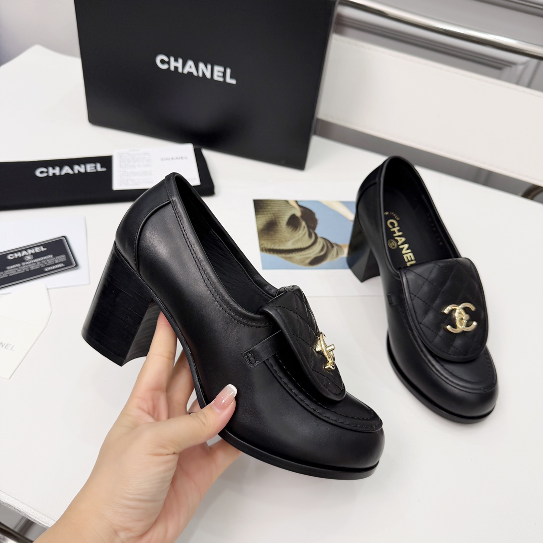 NO:682672,High version of Xiaoxiangjia shoes CHANE*｜, a big hit!  Xiaoxiang 2025 official website Chanel dance shoes series new loafers are full of retro style. The delicate shoe shape is very pleasing to look at. The small round toe makes the feet thinner. The upper feet give people the retro feeling shoes of the first generation, European and American catwalk models, hot products. 1 Original customized surface sheepskin/cowhide 2 Original inner sheepskin 3 Outsole: Original genuine leather outsole. Heel height 7.5 cm.  4 sizes 35-41 (40 41 custom-made, non-returnable), loafers, high heels, chanel, chanel, chanel, loafers, high heels, cowhide, sheepskin, Leather soles19860909高版本小香家单鞋CHANE*｜,大爆款！小香2025官网香奈儿单鞋跳舞鞋系列新品乐福鞋满满的复古风 秀气的鞋型 看着就很讨喜,小圆头 衬托脚也变得瘦瘦的,上脚给人就是一年代的复古情怀鞋、欧美走秀新款,爆款产品 1原版定制面羊皮/牛皮 2原版内里羊皮 3大底:原版真皮大底.跟高7.5厘米. 4码数35-41（40 41定做不退换）,乐福鞋高跟鞋,chanel,chanel,chanel,loafers,high heels,cowhide,sheepskin,Leather soles,Women's Shoes