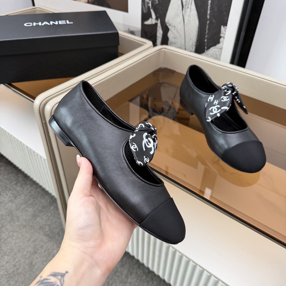 NO:682667,High version of Xiaoxiangjia shoes CHANE*｜, a big hit!  Xiaoxiang 2025 official website Chanel autumn and winter shoes for all seasons, the new series of loafers are full of retro style and elegant shoe shape, which is very pleasing to look at. The small round toe makes the feet thinner, and the upper feet give people a kind of retro feeling shoes of the era, new models of European and American catwalks, popular products that look beautiful on the legs. Series of shoes (top version) 1 Original customized sheepskin 2 Original sheepskin lining 3 Outsole: Original genuine leather outsole.  4 code number 35-41 (40 41 customized, non-returnable), single shoes, chanel, chanel, chanel, loafers, sheepskin, Leather soles19860909高版本小香家单鞋CHANE*｜,大爆款！小香2025官网香奈儿秋冬秋鞋四季单鞋,系列新品乐福鞋满满的复古风 秀气的鞋型 看着就很讨喜,小圆头衬托脚也变得瘦瘦的,上脚给人就是一种年代的复古情怀鞋、欧美走秀新款,爆款产品穿起来美腿.系列单鞋（顶级版） 1原版定制羊皮 2原版羊皮内里 3大底:原板真皮大底. 4码数35-41（40 41定做不退换）,单鞋,chanel,chanel,chanel,loafers,sheepskin,Leather soles,Women's Shoes