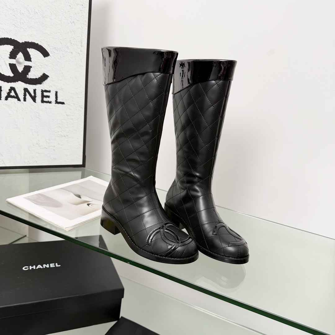 NO:682641,High version of Chanel CHANEL, the latest boots from Xiaoxiang's 2025 autumn and winter counter, a must-have item for this autumn and winter!  !  Ms. Chanel loves simple and irresistible combinations to show her unique dressing style. She can mix and match freely to shine and follow the fashionable steps of her grandma!  !  !  The top-notch craftsmanship and texture are perfectly presented. No matter any details, you can compare them with the counters. You can enter and exit the counters at will with the best quality products!  !  Fabric: Imported cowhide and patent leather Lining: Sheepskin lining Foot pads: Sheepskin lining Outsole: Original genuine leather outsole Heel height: 4.5 cm Boot height: 13 inches Size: 35-40 (40 and 41 are customized and non-refundable), boots, chanel, chanel, boots, cowhide, sheepskin, Leather soles19860909高版本香奈儿CHANEL,小香2025秋冬专柜最新款长靴,本季秋冬季节必备单品！！香奈儿女士钟爱简约又难以抗拒系 搭配展现与众不同的穿搭风格、自由混搭闪耀到位跟紧香奶奶时尚步伐！！！顶级工艺质感完美呈现,无论任何细节均可对比专柜,最好级别的顶级货,随意进出专柜！！ 面料:进口牛皮加漆皮 内里:羊皮里 垫脚:羊皮里 大底:原版真皮大底 跟高:4.5厘米 靴筒高度:13寸 码数:35-40（40 41为定制不退换）,靴子,chanel,chanel,boots,cowhide,sheepskin,Leather soles,Women's Shoes
