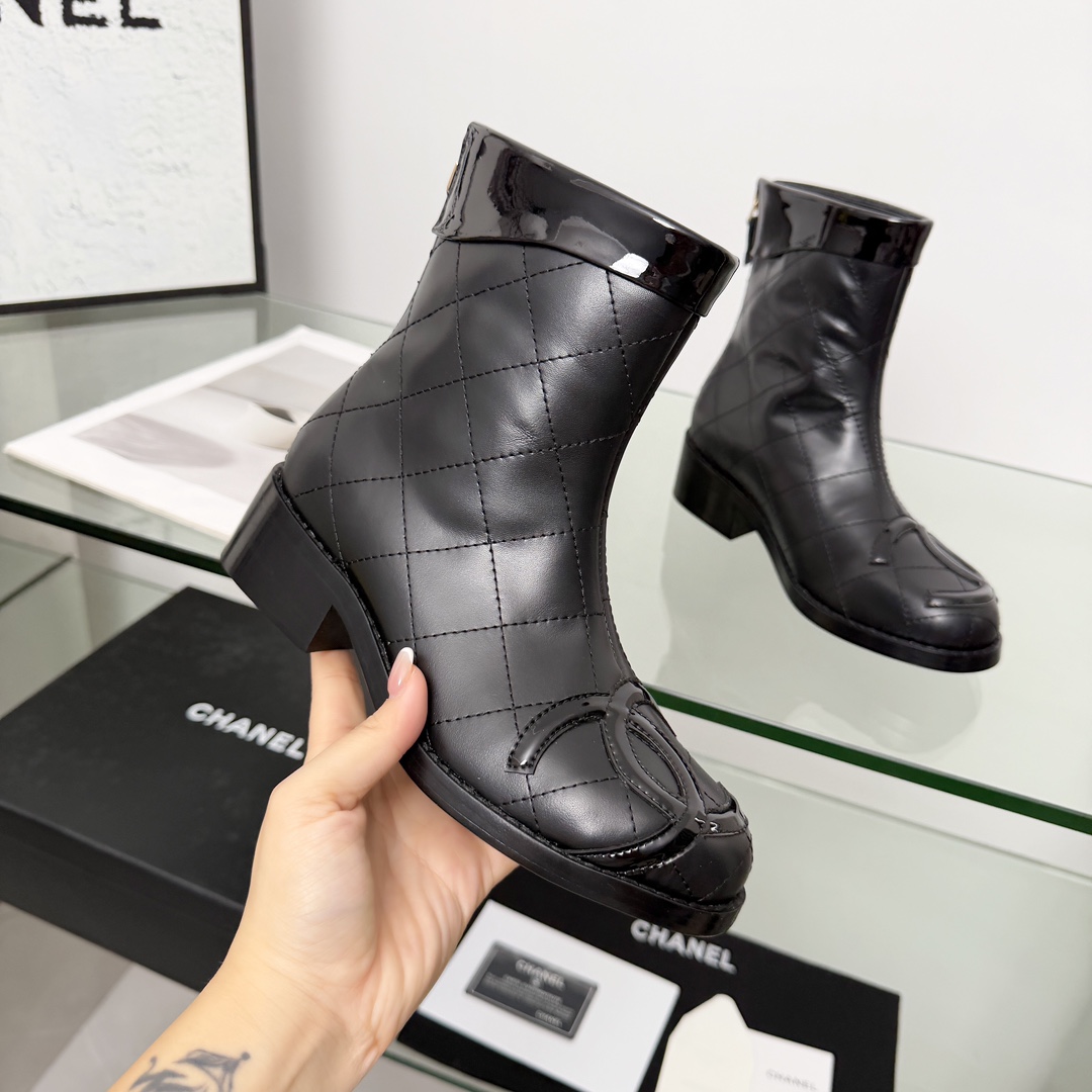 NO:682646,High version of Chanel CHANEL, the latest short boots from Xiaoxiang's 2025 autumn and winter counter, a must-have item for this autumn and winter!  !  Ms. Chanel loves simple and irresistible combinations to show her unique dressing style. She can mix and match freely to shine and follow the fashionable steps of her grandma!  !  !  The top-notch craftsmanship and texture are perfectly presented. No matter any details, you can compare them with the counters. You can enter and exit the counters at will with the best quality products!  !  Fabric: Imported cowhide and patent leather Lining: Sheepskin lining Foot pads: Sheepskin lining Outsole: Original genuine leather outsole Heel height: 4.5 cm Boot height: 6 inches Size: 35-40 (40 and 41 are customized and non-refundable), boots, chanel, chanel, boots, cowhide, sheepskin, Leather soles19860909高版本香奈儿CHANEL,小香2025秋冬专柜最新款短靴靴,本季秋冬季节必备单品！！香奈儿女士钟爱简约又难以抗拒系 搭配展现与众不同的穿搭风格、自由混搭闪耀到位跟紧香奶奶时尚步伐！！！顶级工艺质感完美呈现,无论任何细节均可对比专柜,最好级别的顶级货,随意进出专柜！！ 面料:进口牛皮加漆皮 内里:羊皮里 垫脚:羊皮里 大底:原版真皮大底 跟高:4.5厘米 靴筒高度:6寸 码数:35-40（40 41为定制不退换）,靴子,chanel,chanel,boots,cowhide,sheepskin,Leather soles,Women's Shoes