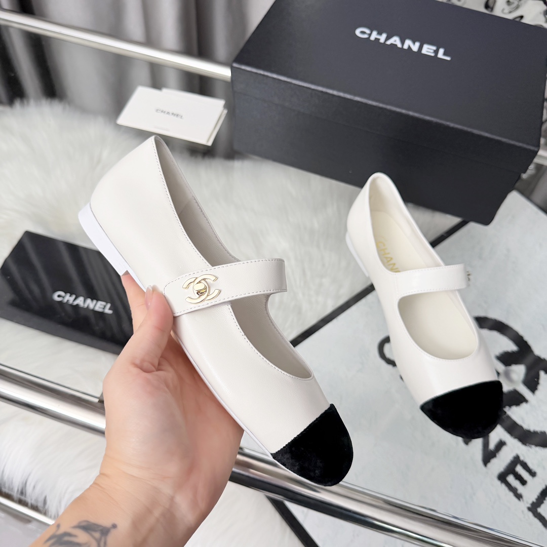 NO:594724,High version of Xiaoxiangjia shoes CHANE*｜, a big hit!  Xiaoxiang 2025 official website Chanel single shoes for all seasons, a new series of loafers full of retro style. The delicate shoe shape is very pleasing to look at. The small round toe makes the feet thinner. The upper foot gives people a kind of retro feeling shoes of the era. It is a new model for European and American catwalks. It looks beautiful when worn on the legs. 1. Original custom-made sheepskin original molded hardware buckle 2. Original silk sheepskin lining 3. Outsole: Original genuine leather outsole.  4 sizes 35-41 (40 41 custom-made, non-returnable), ballet shoes, chanel, chanel, chanel, loafers, sheepskin, Leather soles19860909高版本小香家单鞋CHANE*｜,大爆款！小香2025官网香奈儿四季单鞋,系列新品乐福鞋满满的复古风 秀气的鞋型 看着就很讨喜,小圆头 衬托脚也变得瘦瘦的,上脚给人就是一种年代的复古情怀鞋、欧美走秀新款,爆款产品.穿起来美腿, 1原版定制羊皮原版开模五金扣 2原版丝绸羊皮内里 3大底:原版意真皮大底. 4码数35-41（40 41定做不退换）,芭蕾舞鞋,chanel,chanel,chanel,loafers,sheepskin,Leather soles,Women's Shoes