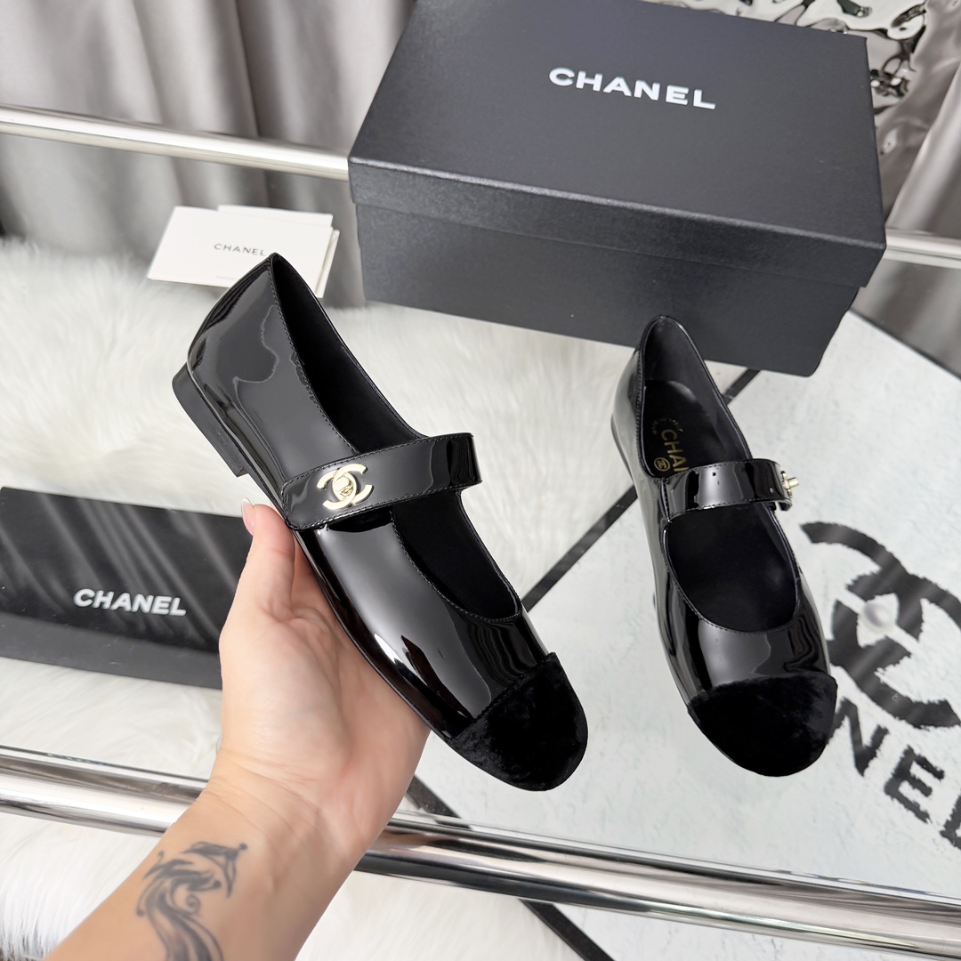 NO:594727,High version of Xiaoxiangjia shoes CHANE*｜, a big hit!  Xiaoxiang 2025 official website Chanel single shoes for all seasons, a new series of loafers full of retro style. The elegant shoe shape is very pleasing to look at. The small round toe makes the feet thinner. The upper foot gives people a kind of retro feeling shoes of the era. It is a new model for European and American catwalks. It looks beautiful when worn on the legs. 1 Original custom-made sheep patent leather original molded hardware buckle 2 Original silk sheepskin lining 3 Outsole: Original genuine leather outsole.  4 sizes 35-41 (40 41 custom-made, non-returnable), ballet shoes, chanel, chanel, chanel, loafers, sheepskin, Leather soles19860909高版本小香家单鞋CHANE*｜,大爆款！小香2025官网香奈儿四季单鞋,系列新品乐福鞋满满的复古风 秀气的鞋型 看着就很讨喜,小圆头 衬托脚也变得瘦瘦的,上脚给人就是一种年代的复古情怀鞋、欧美走秀新款,爆款产品.穿起来美腿, 1原版定制羊漆皮原版开模五金扣 2原版丝绸羊皮内里 3大底:原版意真皮大底. 4码数35-41（40 41定做不退换）,芭蕾舞鞋,chanel,chanel,chanel,loafers,sheepskin,Leather soles,Women's Shoes
