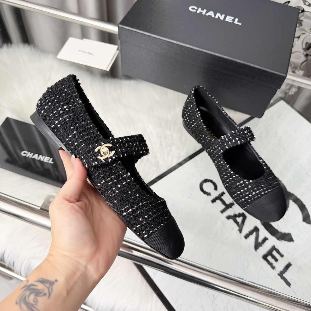NO:594730,High version of Xiaoxiangjia shoes CHANE*｜, a big hit!  Xiaoxiang 2025 official website Chanel single shoes for all seasons, a series of new loafers full of retro style. The delicate shoe shape is very pleasing to look at. The small round toe makes the feet thinner. The upper foot gives people a kind of retro feeling shoes of the era. It is a new model for European and American catwalks. It looks beautiful when worn on the legs. 1. Original custom-made fabric, original molded hardware buckle 2. Original silk sheepskin lining 3. Outsole: Original genuine leather outsole.  4 sizes 35-41 (40 41 custom-made, non-returnable), ballet shoes, chanel, chanel, chanel, loafers, sheepskin, Leather soles19860909高版本小香家单鞋CHANE*｜,大爆款！小香2025官网香奈儿四季单鞋,系列新品乐福鞋满满的复古风 秀气的鞋型 看着就很讨喜,小圆头 衬托脚也变得瘦瘦的,上脚给人就是一种年代的复古情怀鞋、欧美走秀新款,爆款产品.穿起来美腿, 1原版定制面料原版开模五金扣 2原版丝绸羊皮内里 3大底:原版意真皮大底. 4码数35-41（40 41定做不退换）,芭蕾舞鞋,chanel,chanel,chanel,loafers,sheepskin,Leather soles,Women's Shoes