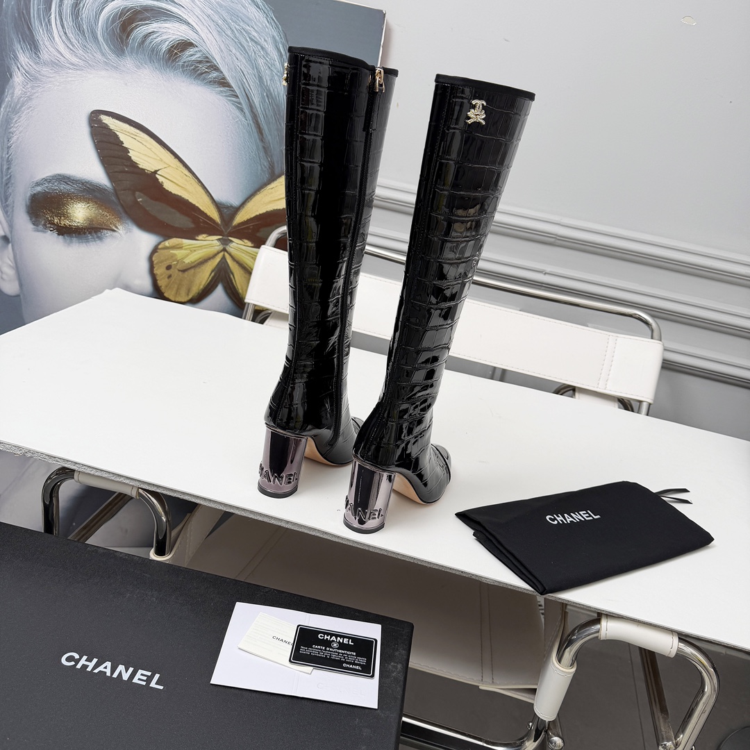 NO:682669,High version of Chanel CHANEL, the latest boots from Xiaoxiang's 2025 autumn and winter counter, a must-have item for this autumn and winter!  !  Ms. Chanel loves simple and irresistible combinations to show her unique dressing style. She can mix and match freely to shine and follow the fashionable steps of her grandma!  !  !  The top-notch craftsmanship and texture are perfectly presented. No matter any details, you can compare them with the counters. You can enter and exit the counters at will with the best quality products!  !  Fabric: Imported stone grain cowhide Lining: Sheepskin lining Foot padding sheepskin lining Outsole: Original Italian genuine leather outsole Heel height: 8.5 cm Boot height: 15 inches Size: 34-41 (34.40 41 is customized and non-refundable), boots, chanel, chanel, boots, cowhide, sheepskin, Leather soles19860909高版本香奈儿CHANEL,小香2025秋冬专柜最新款长靴,本季秋冬季节必备单品！！香奈儿女士钟爱简约又难以抗拒系 搭配展现与众不同的穿搭风格、自由混搭闪耀到位跟紧香奶奶时尚步伐！！！顶级工艺质感完美呈现,无论任何细节均可对比专柜,最好级别的顶级货,随意进出专柜！！ 面料:进口石头纹牛皮 内里:羊皮里 垫脚羊皮里 大底:原版意大利真皮大底 跟高:8.5厘米 靴筒高度:15寸 码数:34-41（34.40 41为定制不退换）,靴子,chanel,chanel,boots,cowhide,sheepskin,Leather soles,Women's Shoes