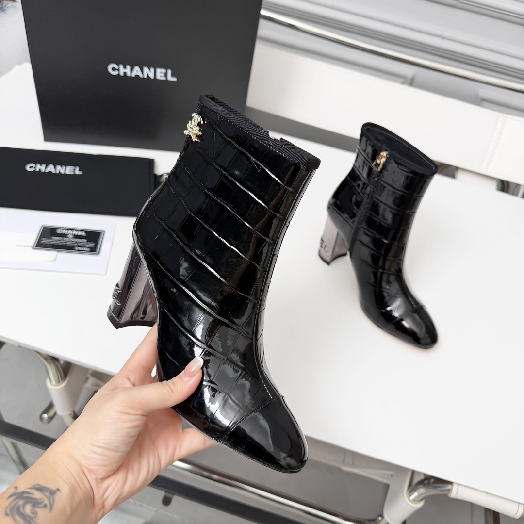 NO:682674,High version of Chanel CHANEL, Xiaoxiang's latest 2025 autumn and winter short boots L-boots, a must-have item for this autumn and winter!  !  Ms. Chanel loves simple and irresistible combinations to show her unique dressing style. She can mix and match freely to shine and follow the fashionable steps of her grandma!  !  !  The top-notch craftsmanship and texture are perfectly presented. No matter any details, you can compare them with the counters. You can enter and exit the counters at will with the best quality products!  !  Fabric: Imported stone grain cowhide Lining: Sheepskin lining Foot padding sheepskin lining Outsole: Original Italian genuine leather outsole Heel height: 8.5 cm Boot height: 5 inches Size: 34-41 (34.40 41 is customized and non-refundable), boots, chanel, chanel, boots, cowhide, sheepskin, Leather soles19860909高版本香奈儿CHANEL,小香2025秋冬专柜最新款短靴l靴,本季秋冬季节必备单品！！香奈儿女士钟爱简约又难以抗拒系 搭配展现与众不同的穿搭风格、自由混搭闪耀到位跟紧香奶奶时尚步伐！！！顶级工艺质感完美呈现,无论任何细节均可对比专柜,最好级别的顶级货,随意进出专柜！！ 面料:进口石头纹牛皮 内里:羊皮里 垫脚羊皮里 大底:原版意大利真皮大底 跟高:8.5厘米 靴筒高度:5寸 码数:34-41（34.40 41为定制不退换）,靴子,chanel,chanel,boots,cowhide,sheepskin,Leather soles,Women's Shoes