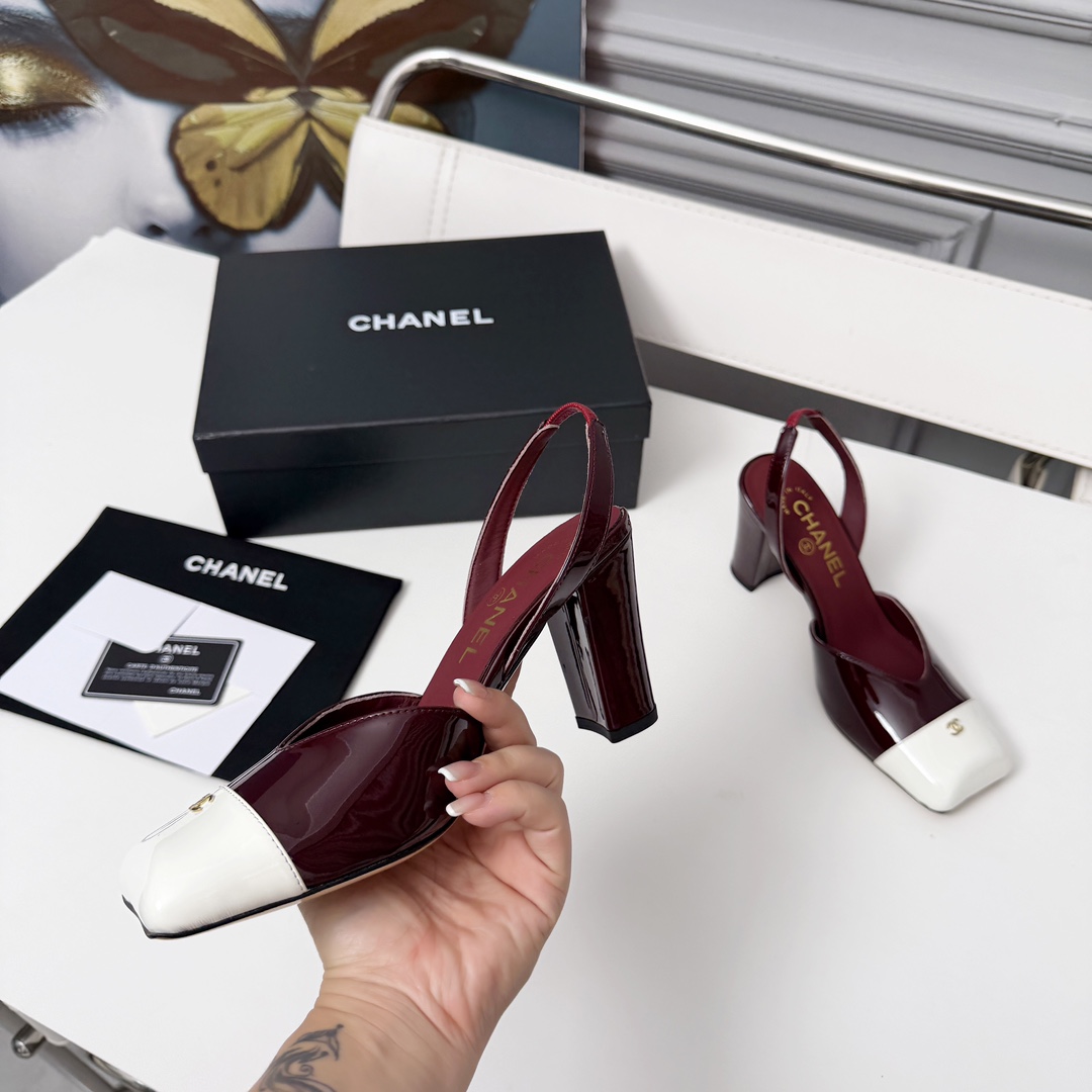 NO:682665,High version of Xiaoxiangjia sandals CHANE*｜, a big hit!  Xiaoxiang 2025 official website Chanel's new sandals and dancing shoes series new loafers are full of retro style. The delicate shoe shape is very pleasing to look at. The small square toe makes the feet thinner. The upper feet give people the retro feeling shoes of the first generation, European and American catwalk new styles, hot products 1. Original custom-made surface sheepskin/patent leather original molded hardware 2. Original sheepskin lining 3. Outsole: original genuine leather outsole. Heel height 8.5 cm  4 sizes 35-41 (40 41 customized, non-refundable), high heels and sandals, chanel, chanel, chanel, loafers, sandals, high heels, sheepskin, Leather soles19860909高版本小香家凉鞋CHANE*｜,大爆款！小香2025官网香奈儿新款凉鞋跳舞鞋系列新品乐福鞋满满的复古风 秀气的鞋型 看着就很讨喜,小方头 衬托脚也变得瘦瘦的,上脚给人就是一年代的复古情怀鞋、欧美走秀新款,爆款产品 1原版定制面羊皮/漆皮原版开模五金 2原版内里羊皮 3大底:原版真皮大底.跟高8.5厘米 4码数35-41（40 41定做不退换）,高跟鞋凉鞋,chanel,chanel,chanel,loafers,sandals,high heels,sheepskin,Leather soles,Women's Shoes