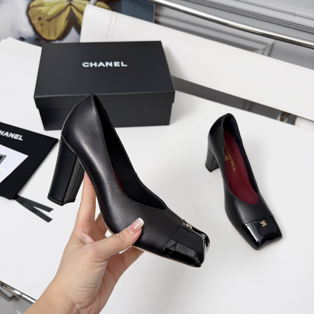 NO:682659,High version of Xiaoxiangjia shoes CHANE*｜, a big hit!  Xiaoxiang 2025 official website Chanel single shoes for all seasons, a new series of loafers full of retro style. The elegant shoe shape is very pleasing to look at. The small square toe makes the feet thinner. The upper foot gives people a kind of retro feeling shoes of the era. It is a new style of European and American catwalks. It looks beautiful when worn on the legs. 1. Original customized sheepskin/patent leather + original molded hardware buckle 2. Original silk sheepskin lining  3 outsole: Original genuine leather outsole. Heel height 8.5 cm. 4 sizes 35-41 (40 41 customized, non-refundable), high heels, chanel, chanel, chanel, loafers, high heels, sheepskin, Leather soles19860909高版本小香家单鞋CHANE*｜,大爆款！小香2025官网香奈儿四季单鞋,系列新品乐福鞋满满的复古风 秀气的鞋型 看着就很讨喜,小方头 衬托脚也变得瘦瘦的,上脚给人就是一种年代的复古情怀鞋、欧美走秀新款,爆款产品.穿起来美腿, 1原版定制羊皮/漆皮+原版开模五金扣 2原版丝绸羊皮内里 3大底:原版意真皮大底.跟高8.5厘米 4码数35-41（40 41定做不退换）,高跟鞋单鞋,chanel,chanel,chanel,loafers,high heels,sheepskin,Leather soles,Women's Shoes