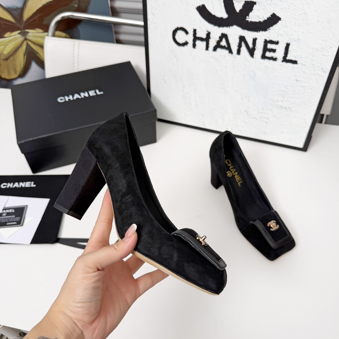 NO:682649,High version of Xiaoxiangjia shoes CHANE*｜, a big hit!  Xiaoxiang 2025 official website Chanel single shoes for all seasons, a new series of loafers full of retro style. The elegant shoe shape is very pleasing to look at. The small square toe makes the feet thinner. The upper foot gives people a kind of retro feeling shoes of the era. It is a new style of European and American catwalks. It looks beautiful when worn on the legs. 1. Original customized sheepskin/patent leather + original molded hardware buckle 2. Original silk sheepskin lining  3 outsole: Original genuine leather outsole. Heel height 8.5 cm. 4 sizes 35-41 (40 41 customized, non-refundable), high heels, chanel, chanel, chanel, loafers, high heels, sheepskin, Leather soles19860909高版本小香家单鞋CHANE*｜,大爆款！小香2025官网香奈儿四季单鞋,系列新品乐福鞋满满的复古风 秀气的鞋型 看着就很讨喜,小方头 衬托脚也变得瘦瘦的,上脚给人就是一种年代的复古情怀鞋、欧美走秀新款,爆款产品.穿起来美腿, 1原版定制羊皮/漆皮+原版开模五金扣 2原版丝绸羊皮内里 3大底:原版意真皮大底.跟高8.5厘米 4码数35-41（40 41定做不退换）,高跟鞋单鞋,chanel,chanel,chanel,loafers,high heels,sheepskin,Leather soles,Women's Shoes