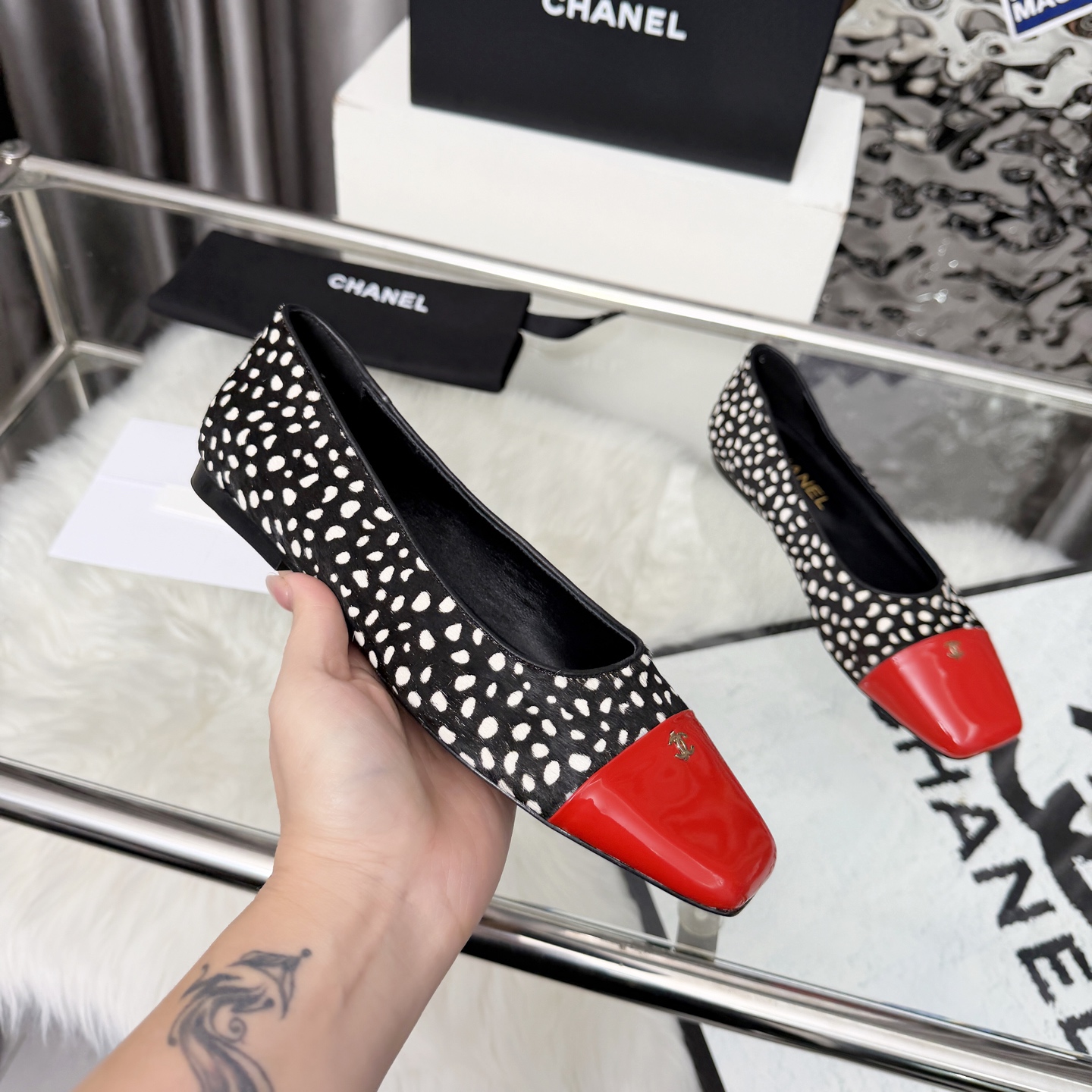 NO:682642,High version of Xiaoxiangjia shoes CHANE*｜, a big hit!  Xiaoxiang 2025 official website Chanel single shoes for all seasons, a series of new loafers full of retro style. The elegant shoe shape is very pleasing to look at, the small square toe makes the feet thinner, and the upper foot gives people a kind of retro feeling shoes, European and American catwalk new style, hot product. It looks beautiful on the legs, 1 original customized horse hair/patent leather + original molded hardware buckle 2 original silk sheepskin lining 3 outsole: original genuine leather outsole.  4 code number 35-41 (40 41 customized, non-returnable), single shoes, chanel, chanel, chanel, loafers, sheepskin, Leather soles19860909高版本小香家单鞋CHANE*｜,大爆款！小香2025官网香奈儿四季单鞋,系列新品乐福鞋满满的复古风 秀气的鞋型 看着就很讨喜,小方头 衬托脚也变得瘦瘦的,上脚给人就是一种年代的复古情怀鞋、欧美走秀新款,爆款产品.穿起来美腿, 1原版定制马毛/漆皮+原版开模五金扣 2原版丝绸羊皮内里 3大底:原版意真皮大底. 4码数35-41（40 41定做不退换）,单鞋,chanel,chanel,chanel,loafers,sheepskin,Leather soles,Women's Shoes