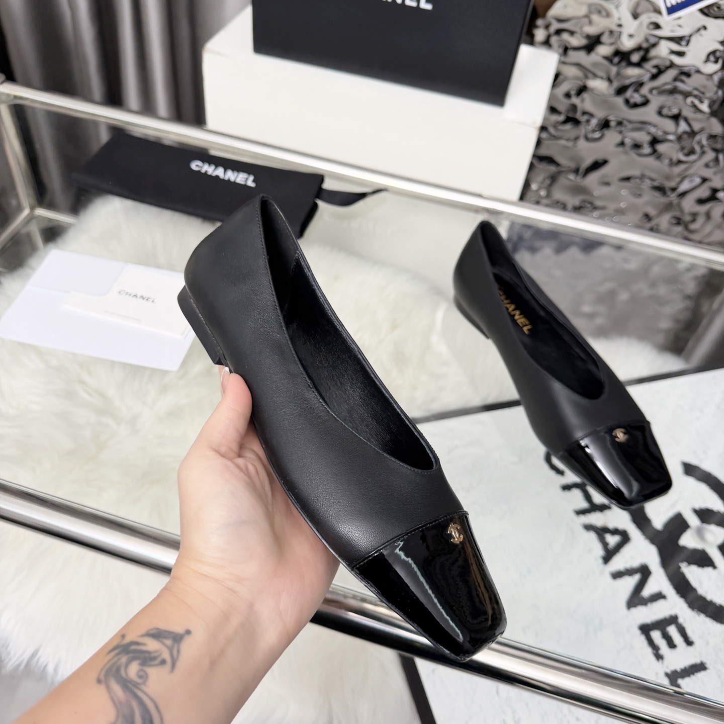 NO:682647,High version of Xiaoxiangjia shoes CHANE*｜, a big hit!  Xiaoxiang 2025 official website Chanel single shoes for all seasons, a new series of loafers full of retro style. The elegant shoe shape is very pleasing to look at. The small square toe makes the feet thinner. The upper foot gives people a kind of retro feeling shoes of the era. It is a new style of European and American catwalks and a hot product. It looks beautiful when worn on the legs. 1. Original customized sheepskin/patent leather + original molded hardware buckle 2. Original silk sheepskin lining 3. Outsole: Original genuine leather outsole.  4 code number 35-41 (40 41 customized, non-returnable), single shoes, chanel, chanel, chanel, loafers, sheepskin, Leather soles19860909高版本小香家单鞋CHANE*｜,大爆款！小香2025官网香奈儿四季单鞋,系列新品乐福鞋满满的复古风 秀气的鞋型 看着就很讨喜,小方头 衬托脚也变得瘦瘦的,上脚给人就是一种年代的复古情怀鞋、欧美走秀新款,爆款产品.穿起来美腿, 1原版定制羊皮/漆皮+原版开模五金扣 2原版丝绸羊皮内里 3大底:原版意真皮大底. 4码数35-41（40 41定做不退换）,单鞋,chanel,chanel,chanel,loafers,sheepskin,Leather soles,Women's Shoes