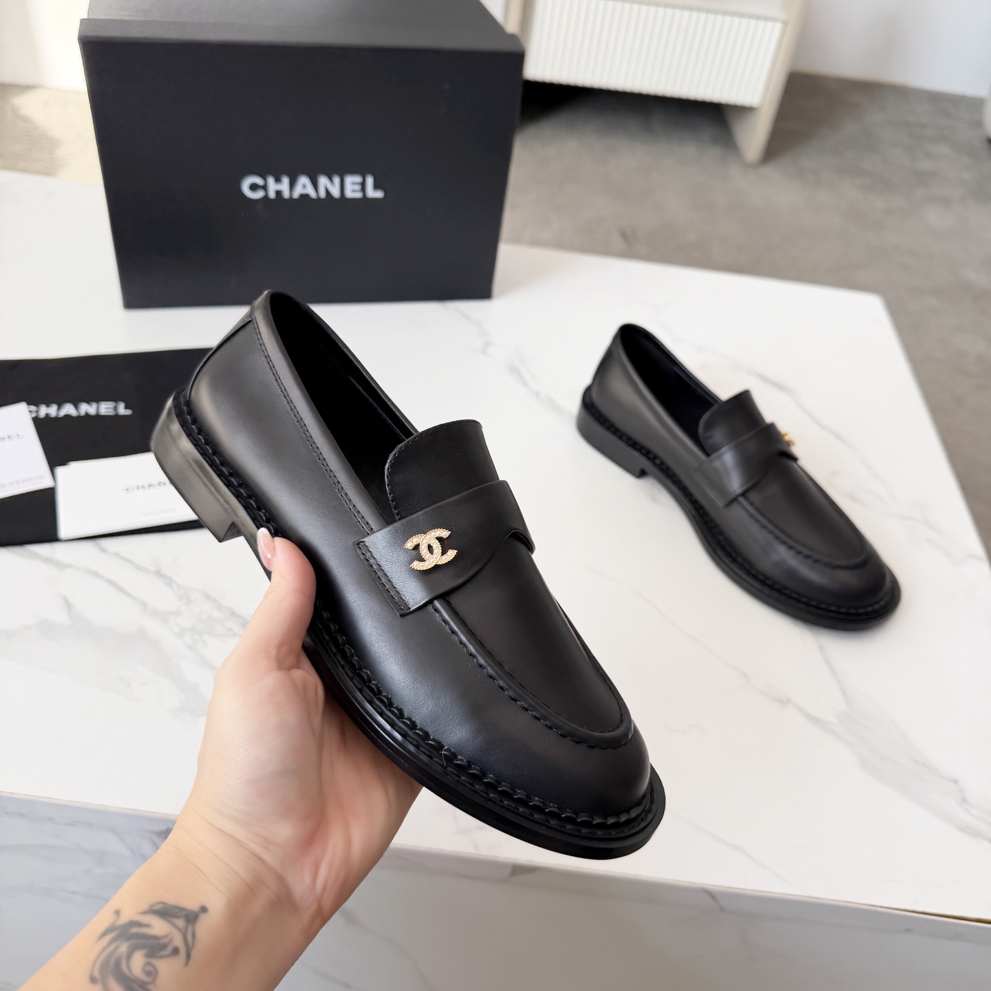 NO:625738,High version of Xiaoxiangjia shoes CHANE*｜, a big hit!  Xiaoxiang 2025 official website Chanel single shoes for all seasons, a new series of loafers full of retro style. The delicate shoe shape is very pleasing to look at. The small round toe makes the feet thinner. The upper foot gives people a kind of retro feeling shoes of the era. It is a new model for European and American catwalks. It looks beautiful when worn on the legs. 1. Original customized cowhide/oil leather + original molded hardware buckle 2. Original silk sheepskin lining 3. Outsole: Original genuine leather outsole.  4 code number 35-41 (40 41 customized, non-returnable), loafers, chanel, chanel, chanel, loafers, cowhide, sheepskin, Leather soles19860909高版本小香家单鞋CHANE*｜,大爆款！小香2025官网香奈儿四季单鞋,系列新品乐福鞋满满的复古风 秀气的鞋型 看着就很讨喜,小圆头 衬托脚也变得瘦瘦的,上脚给人就是一种年代的复古情怀鞋、欧美走秀新款,爆款产品.穿起来美腿, 1原版定制牛皮/油皮+原版开模五金扣 2原版丝绸羊皮内里 3大底:原版意真皮大底. 4码数35-41（40 41定做不退换）,乐福鞋,chanel,chanel,chanel,loafers,cowhide,sheepskin,Leather soles,Women's Shoes