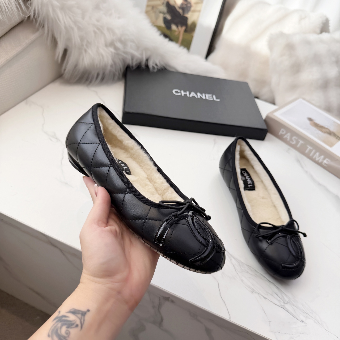 NO:682638,High version of Xiaoxiangjia shoes CHANE*｜, a big hit!  Xiaoxiang 2025 official website Chanel single shoes for all seasons, a series of new loafers full of retro style. The elegant shoe shape is very pleasing to look at. The small round toe makes the feet thinner. The upper foot gives people a kind of retro feeling shoes of the era. It is a new model for European and American catwalks. It looks beautiful when worn on the legs. 1. Original customized cowhide/patent leather 2. Original wool 3. Outsole: original molded outsole. 4. Size 35-41 (40)  41 Customized (no return or exchange), single shoes, chanel, chanel, chanel, loafers, cowhide19860909高版本小香家单鞋CHANE*｜,大爆款！小香2025官网香奈儿四季单鞋,系列新品乐福鞋满满的复古风 秀气的鞋型 看着就很讨喜,小圆头 衬托脚也变得瘦瘦的,上脚给人就是一种年代的复古情怀鞋、欧美走秀新款,爆款产品.穿起来美腿, 1原版定制牛皮/漆皮 2原版羊毛 3大底:原版开模大底. 4码数35-41（40 41定做不退换）,单鞋,chanel,chanel,chanel,loafers,cowhide,Women's Shoes