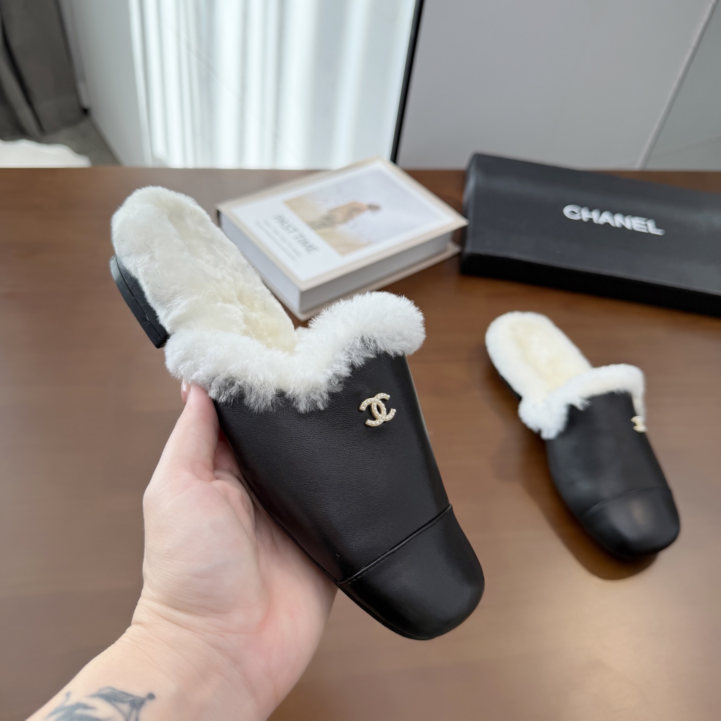 NO:682631,High version of Xiaoxiangjia shoes CHANE*｜, a big hit!  Xiaoxiang 2025 official website Chanel fur slippers, a new series of loafers full of retro style, elegant shoe shape, very pleasing to the eye, small square toe, which makes the feet thinner. The upper foot gives people a kind of retro feeling shoes, European and American catwalk new style, hot product. It looks beautiful when worn on the legs, 1 original customized cowhide/wool original molded hardware buckle 2 original wool lining insole 3 outsole: original genuine leather outsole.  4 code number 35-41 (40 41 customized, non-returnable), half-moon furry shoes, chanel, chanel, chanel, loafers, slippers, cowhide, Leather soles19860909高版本小香家单鞋CHANE*｜,大爆款！小香2025官网香奈儿毛毛拖鞋单鞋,系列新品乐福鞋满满的复古风 秀气的鞋型 看着就很讨喜,小方头 衬托脚也变得瘦瘦的,上脚给人就是一种年代的复古情怀鞋、欧美走秀新款,爆款产品.穿起来美腿, 1原版定制牛皮/羊毛原版开模五金扣 2原版羊毛内里鞋垫 3大底:原版意真皮大底. 4码数35-41（40 41定做不退换）,半拖毛毛鞋,chanel,chanel,chanel,loafers,slippers,cowhide,Leather soles,Women's Shoes