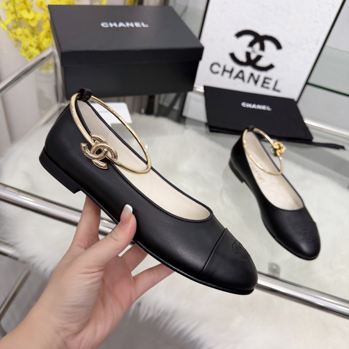 NO:682620,High version of Xiaoxiangjia shoes CHANE*｜, a big hit!  Xiaoxiang 2025 official website Chanel single shoes for all seasons, a new series of loafers full of retro style. The elegant shoe shape is very pleasing to look at. The small round toe makes the feet thinner. The upper foot gives people a kind of retro feeling shoes of the era. It is a new style of European and American catwalks and a hot product. It looks beautiful when worn on the legs. 1. Original custom-made sheepskin + original molded hardware buckle 2. Original silk sheepskin lining 3. Outsole: Original genuine leather outsole.  4 code number 35-41 (40 41 customized, non-returnable), single shoes, chanel, chanel, chanel, loafers, sheepskin, Leather soles19860909高版本小香家单鞋CHANE*｜,大爆款！小香2025官网香奈儿四季单鞋,系列新品乐福鞋满满的复古风 秀气的鞋型 看着就很讨喜,小圆头 衬托脚也变得瘦瘦的,上脚给人就是一种年代的复古情怀鞋、欧美走秀新款,爆款产品.穿起来美腿, 1原版定制羊皮+原版开模五金扣 2原版丝绸羊皮内里 3大底:原版意真皮大底. 4码数35-41（40 41定做不退换）,单鞋,chanel,chanel,chanel,loafers,sheepskin,Leather soles,Women's Shoes
