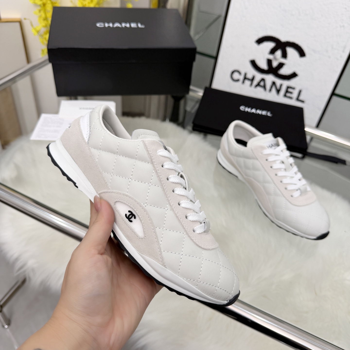 NO:682615,CHANEL official website synchronizes the 2025 autumn and winter new high-version Chanel top casual shoes series ____________________ A must-have hot product for all seasons in autumn and winter, the goddess series has the elegant and ladylike temperament of the fragrance family. It is super attractive, irresistible, and heart-warming... This four-season shoe is a new product promoted by major celebrity Internet celebrities such as Xiaohongshu and other networks. It will become a popular series in the future. It is a true original mold customization. The upper is imported sheepskin/cowhide/cow velvet leather with electric embroidery technology.  The lining is made of imported lambskin, which is soft and comfortable. Original model opening, TPU outsole, standard code 35-40 (customized 40 41), casual shoes/sports shoes, chanel, chanel, chanel, sneakers, cowhide, sheepskin19860909CHANEL官网同步2025秋冬新品高版本香奈儿顶级休闲鞋系列__________________ 秋冬四季香家必备爆款,女神系列,拥有香家特色优雅名媛气质,超级耐看,让人无法抗拒,心动ing…… 这款四季鞋各大明星网红小红书等等网络力推新品,未来将成为爆款系列,真正的原版开模定制 鞋面进口羊皮/牛皮/牛绒皮电绣工艺 内里垫脚进口小羊皮,柔软舒适性高 原模开版,TPU大底 标准码 35-40（40 41定做）,休闲鞋/运动鞋,chanel,chanel,chanel,sneakers,cowhide,sheepskin,Women's Shoes