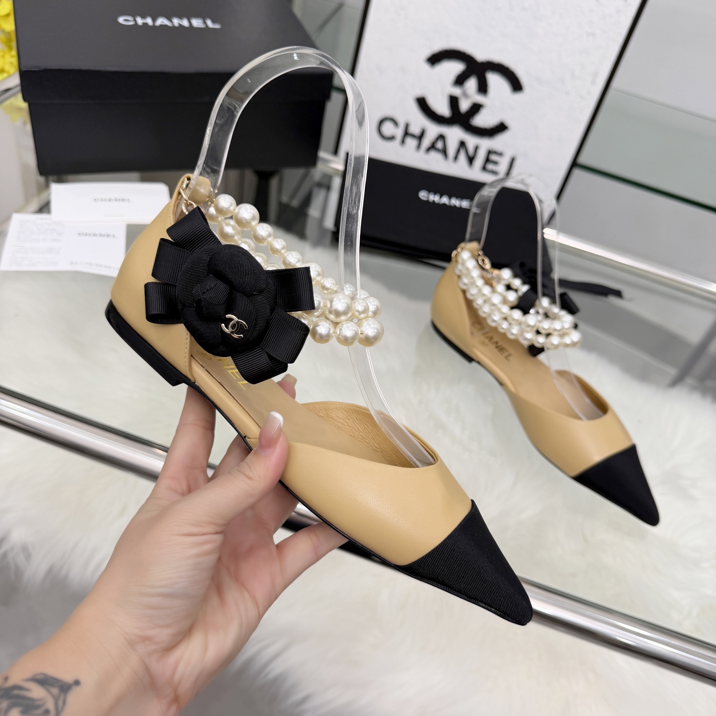 NO:630546,High version of Xiaoxiangjia shoes CHANE*｜, a big hit!  Xiaoxiang 2025 official website Chanel autumn and winter shoes for all seasons, the new series of loafers are full of retro style and elegant shoe shape, which is very pleasing to look at. The small pointed toes make the feet thinner, and the upper feet give people a kind of retro feeling shoes of the era. New models from European and American catwalks. Hot products make beautiful legs when worn. Series of shoes (top version) 1 Original customized sheepskin 2 Original sheepskin lining 3 Outsole: Original genuine leather outsole.  4 code number 35-41 (40 41 customized, non-returnable), single shoes, chanel, chanel, chanel, loafers, sheepskin, Leather soles19860909高版本小香家单鞋CHANE*｜,大爆款！小香2025官网香奈儿秋冬秋鞋四季单鞋,系列新品乐福鞋满满的复古风 秀气的鞋型 看着就很讨喜,小尖头衬托脚也变得瘦瘦的,上脚给人就是一种年代的复古情怀鞋、欧美走秀新款,爆款产品穿起来美腿.系列单鞋（顶级版） 1原版定制羊皮 2原版羊皮内里 3大底:原板真皮大底. 4码数35-41（40 41定做不退换）,单鞋,chanel,chanel,chanel,loafers,sheepskin,Leather soles,Women's Shoes