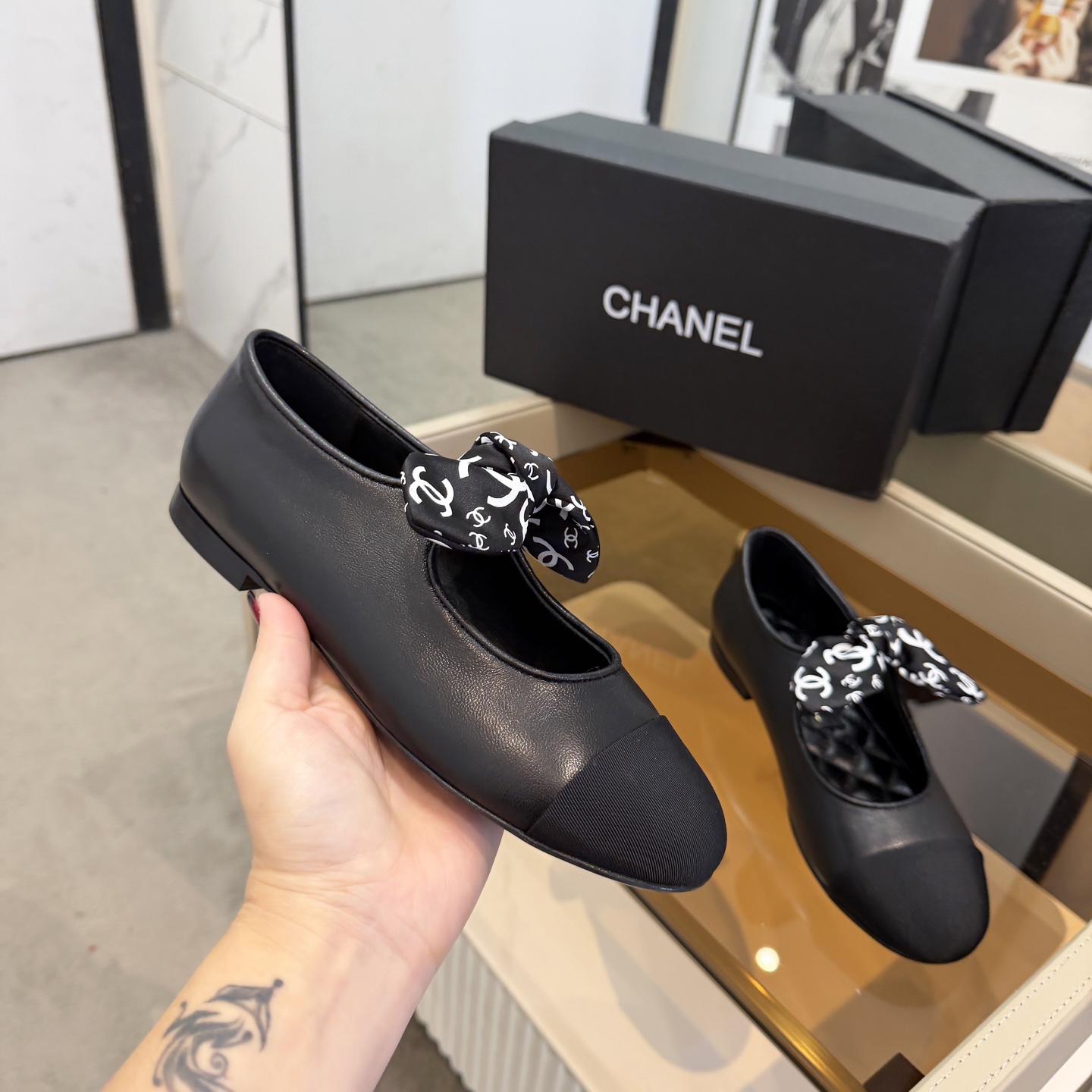 NO:682606,High version of Xiaoxiangjia shoes CHANE*｜, a big hit!  Xiaoxiang 2025 official website Chanel autumn and winter shoes for all seasons, the new series of loafers are full of retro style and elegant shoe shape, which is very pleasing to look at. The small round toe makes the feet thinner, and the upper feet give people a kind of retro feeling shoes of the era, new models of European and American catwalks, popular products that look beautiful on the legs. Series of shoes (top version) 1 Original customized sheepskin 2 Original sheepskin lining 3 Outsole: Original genuine leather outsole.  4 code number 35-41 (40 41 customized, non-returnable), single shoes, chanel, chanel, chanel, loafers, sheepskin, Leather soles19860909高版本小香家单鞋CHANE*｜,大爆款！小香2025官网香奈儿秋冬秋鞋四季单鞋,系列新品乐福鞋满满的复古风 秀气的鞋型 看着就很讨喜,小圆头衬托脚也变得瘦瘦的,上脚给人就是一种年代的复古情怀鞋、欧美走秀新款,爆款产品穿起来美腿.系列单鞋（顶级版） 1原版定制羊皮 2原版羊皮内里 3大底:原板真皮大底. 4码数35-41（40 41定做不退换）,单鞋,chanel,chanel,chanel,loafers,sheepskin,Leather soles,Women's Shoes