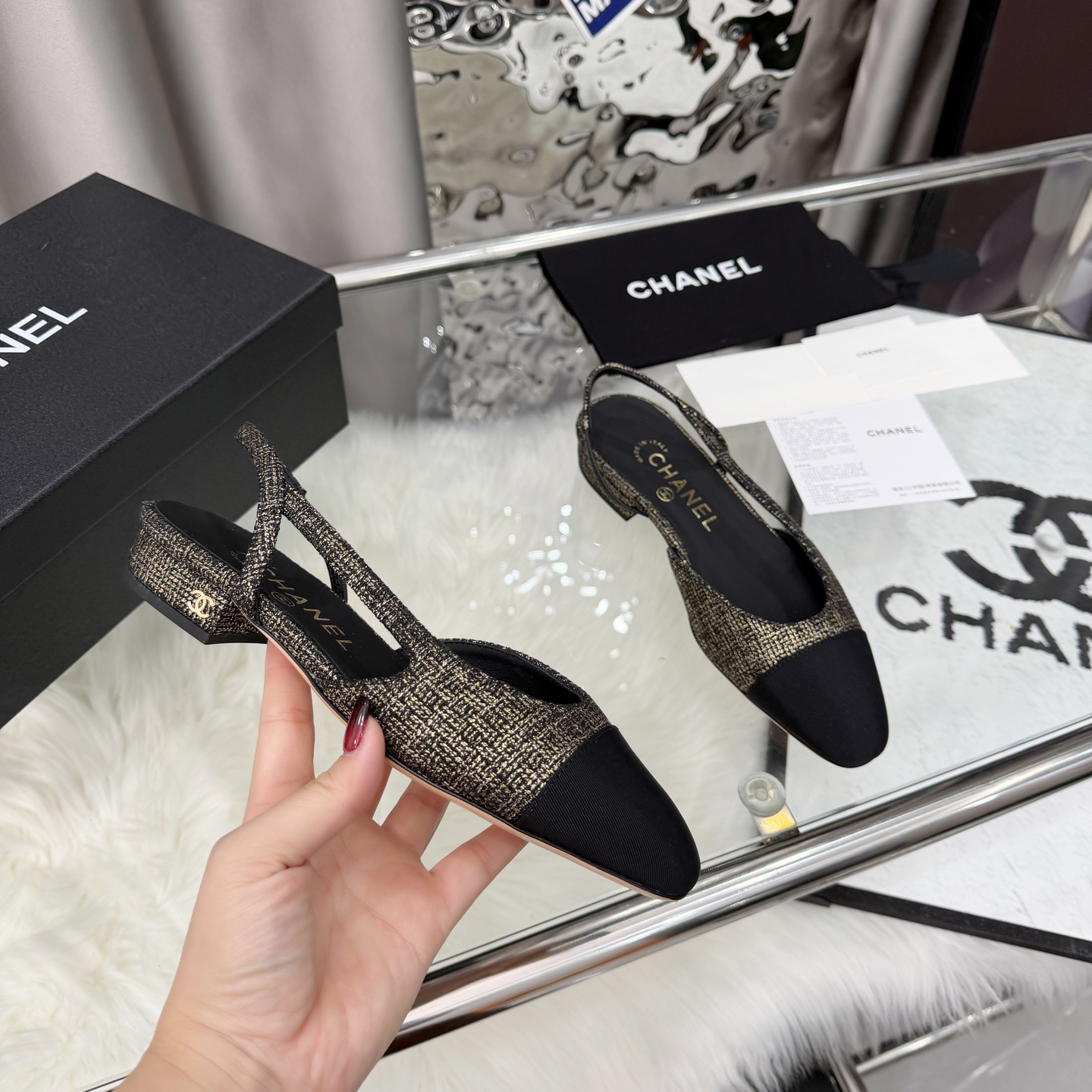 NO:682601,High version of Xiaoxiangjia shoes CHANE*｜, a big hit!  Xiaoxiang 2025 official website Chanel autumn and winter shoes for all seasons, the new series of loafers are full of retro style and elegant shoe shape, which is very pleasing to look at. The small pointed toes make the feet thinner, and the upper feet give people a kind of retro feeling shoes of the era. New models from European and American catwalks. Hot products make beautiful legs when worn. Series of shoes (top version) 1 Original customized sheepskin 2 Original sheepskin lining 3 Outsole: Original genuine leather outsole.  4 code number 35-41 (40 41 customized, non-returnable), single shoes, chanel, chanel, chanel, loafers, sheepskin, Leather soles19860909高版本小香家单鞋CHANE*｜,大爆款！小香2025官网香奈儿秋冬秋鞋四季单鞋,系列新品乐福鞋满满的复古风 秀气的鞋型 看着就很讨喜,小尖头衬托脚也变得瘦瘦的,上脚给人就是一种年代的复古情怀鞋、欧美走秀新款,爆款产品穿起来美腿.系列单鞋（顶级版） 1原版定制羊皮 2原版羊皮内里 3大底:原板真皮大底. 4码数35-41（40 41定做不退换）,单鞋,chanel,chanel,chanel,loafers,sheepskin,Leather soles,Women's Shoes