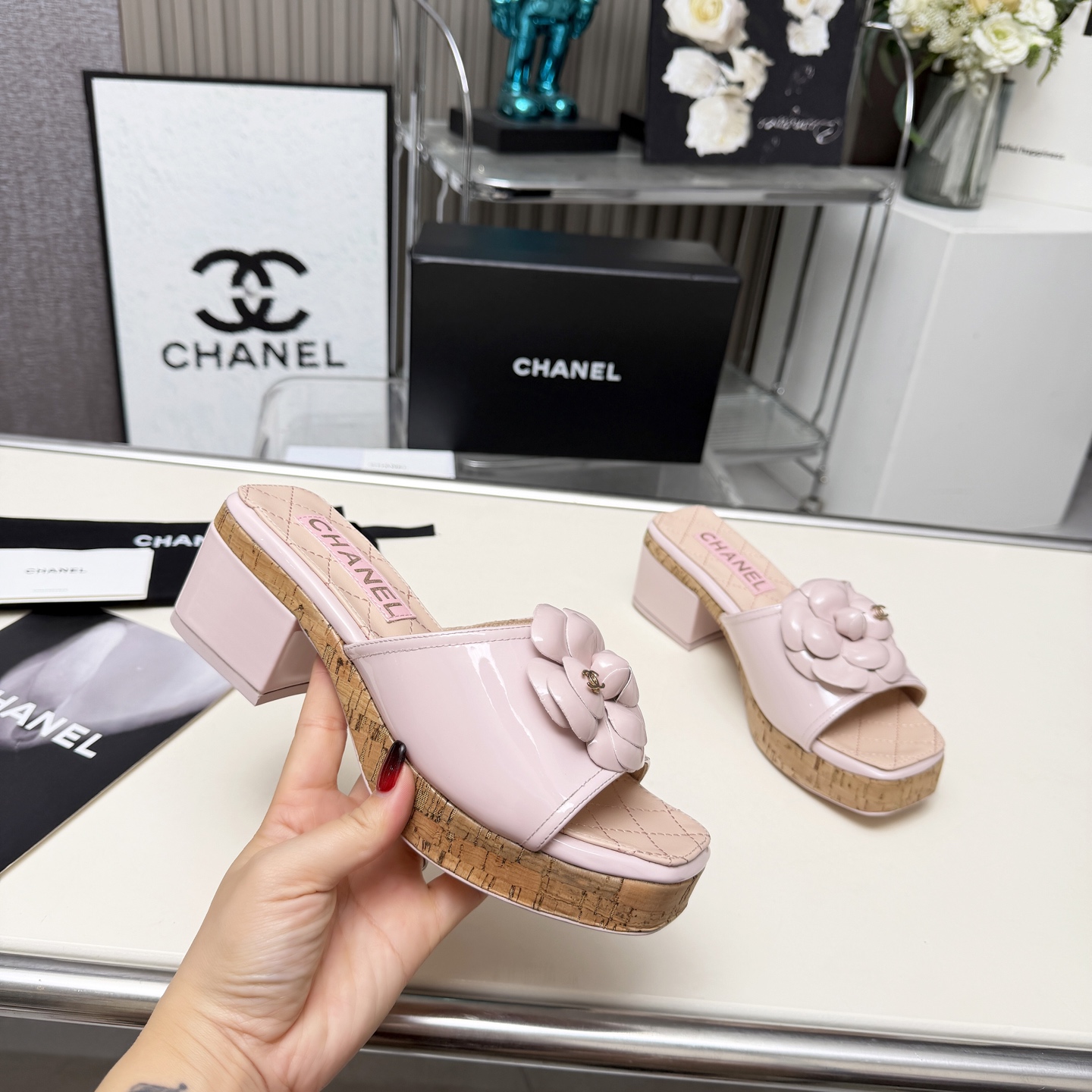 NO:682589,High version of Xiaoxiangjia shoes CHANE*｜, a big hit!  Xiaoxiang 2025 official website Chanel autumn and winter autumn shoes four-season sandals. The new series of loafers are full of retro style. The small square toe and delicate shoe shape are very pleasing to look at, and make the feet thinner. The upper feet give people a kind of retro feeling shoes, European and American catwalk new styles, popular products that look beautiful on the legs. Series of shoes 1 Original customized sheepskin/cowhide 2 Original sheepskin lining  3 outsole: original leather outsole. Heel height 5.5 cm. 4 sizes 35-41 (40 41 customized, non-returnable), slippers, chanel, chanel, chanel, loafers, sandals, slippers, cowhide, sheepskin, Leather soles19860909高版本小香家单鞋CHANE*｜,大爆款！小香2025官网香奈儿秋冬秋鞋四季凉鞋.系列新品乐福鞋满满的复古风 .小方头秀气的鞋型 看着就很讨喜,衬托脚也变得瘦瘦的,上脚给人就是一种年代的复古情怀鞋、欧美走秀新款,爆款产品穿起来美腿.系列单鞋 1原版定制羊皮/牛皮 2原版羊皮内里 3大底:原板真皮大底.跟高5.5厘米 4码数35-41（40 41定做不退换）,拖鞋,chanel,chanel,chanel,loafers,sandals,slippers,cowhide,sheepskin,Leather soles,Women's Shoes