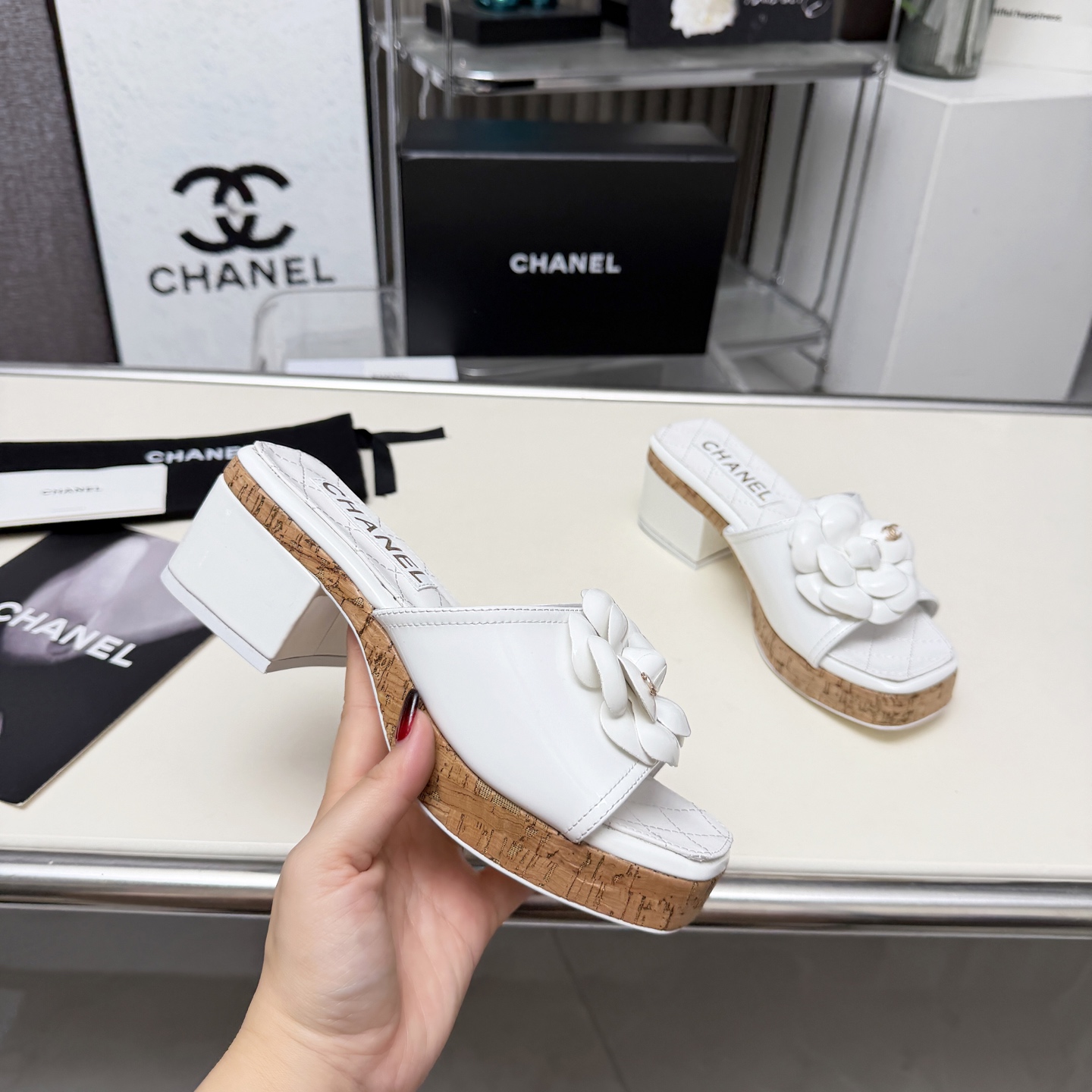 NO:682594,High version of Xiaoxiangjia shoes CHANE*｜, a big hit!  Xiaoxiang 2025 official website Chanel autumn and winter autumn shoes four-season sandals. The new series of loafers are full of retro style. The small square toe and delicate shoe shape. The Camellia series sandals look very pleasant, and make the feet thinner. The upper feet give people a kind of retro feeling shoes of the era, European and American catwalk new styles, popular products that look beautiful on the legs. 1 Original customized sheepskin/cow leather 2 Original sheepskin lining  3 outsole: original leather outsole. Heel height 5.5 cm. 4 sizes 35-41 (40 41 customized, non-returnable), slippers, chanel, chanel, chanel, loafers, sandals, slippers, cowhide, sheepskin, Leather soles19860909高版本小香家单鞋CHANE*｜,大爆款！小香2025官网香奈儿秋冬秋鞋四季凉鞋.系列新品乐福鞋满满的复古风 .小方头秀气的鞋型 山茶花系列凉鞋看着就很讨喜,衬托脚也变得瘦瘦的,上脚给人就是一种年代的复古情怀鞋、欧美走秀新款,爆款产品穿起来美腿. 1原版定制羊皮/牛皮 2原版羊皮内里 3大底:原板真皮大底.跟高5.5厘米 4码数35-41（40 41定做不退换）,拖鞋,chanel,chanel,chanel,loafers,sandals,slippers,cowhide,sheepskin,Leather soles,Women's Shoes