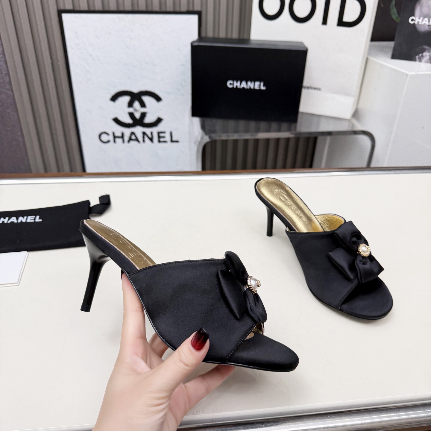 NO:682618,High version of Xiaoxiangjia shoes CHANE*｜, a big hit!  Xiaoxiang 2026 official website Chanel early spring sandals. The new series of loafers are full of retro style. The small round-toe elegant shoe series sandals look very pleasing, and the feet are also made thin. The upper feet give people a kind of retro feeling shoes, European and American catwalk models, popular products that look beautiful on the legs. 1 Original customized silk fabric 2 Original sheepskin lining 3 Outsole: Original leather outsole. Heel height 7.5 cm  4 code number 35-41 (40 41 customized, non-returnable), high heels and slippers, chanel, chanel, chanel, loafers, sandals, high heels, slippers, sheepskin, real silk, Leather soles19860909高版本小香家单鞋CHANE*｜,大爆款！小香2026官网香奈儿早春凉鞋.系列新品乐福鞋满满的复古风 .小圆头秀气的鞋型系列凉鞋看着就很讨喜,衬托脚也变得瘦瘦的,上脚给人就是一种年代的复古情怀鞋、欧美走秀新款,爆款产品穿起来美腿. 1原版定制真丝面料 2原版羊皮内里 3大底:原板真皮大底.跟高7.5厘米 4码数35-41（40 41定做不退换）,高跟鞋拖鞋,chanel,chanel,chanel,loafers,sandals,high heels,slippers,sheepskin,real silk,Leather soles,Women's Shoes
