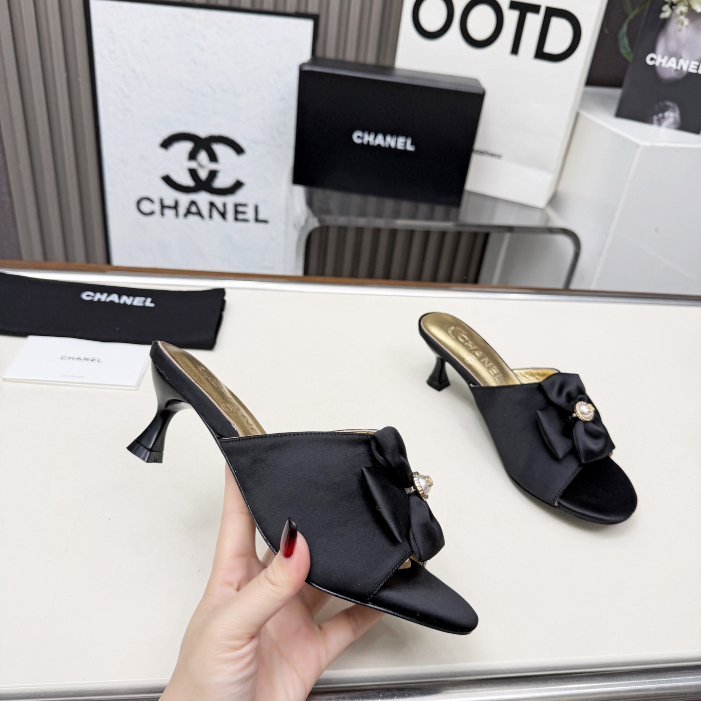 NO:682624,High version of Xiaoxiangjia shoes CHANE*｜, a big hit!  Xiaoxiang 2026 official website Chanel early spring sandals. The new series of loafers are full of retro style. The small round toe and delicate shoe series sandals look very pleasant, and the feet are also made thin. The upper feet give people a kind of retro feeling shoes, European and American catwalk models, hot products that look beautiful when worn on the legs. 1 Original custom silk fabric 2 Original sheepskin lining 3 Outsole: Original leather outsole. Heel height 5.5 cm  4 code number 35-41 (40 41 customized, non-returnable), high heels and slippers, chanel, chanel, chanel, loafers, sandals, high heels, slippers, sheepskin, real silk, Leather soles19860909高版本小香家单鞋CHANE*｜,大爆款！小香2026官网香奈儿早春凉鞋.系列新品乐福鞋满满的复古风 .小圆头秀气的鞋型系列凉鞋看着就很讨喜,衬托脚也变得瘦瘦的,上脚给人就是一种年代的复古情怀鞋、欧美走秀新款,爆款产品穿起来美腿. 1原版定制真丝面料 2原版羊皮内里 3大底:原板真皮大底.跟高5.5厘米 4码数35-41（40 41定做不退换）,高跟鞋拖鞋,chanel,chanel,chanel,loafers,sandals,high heels,slippers,sheepskin,real silk,Leather soles,Women's Shoes