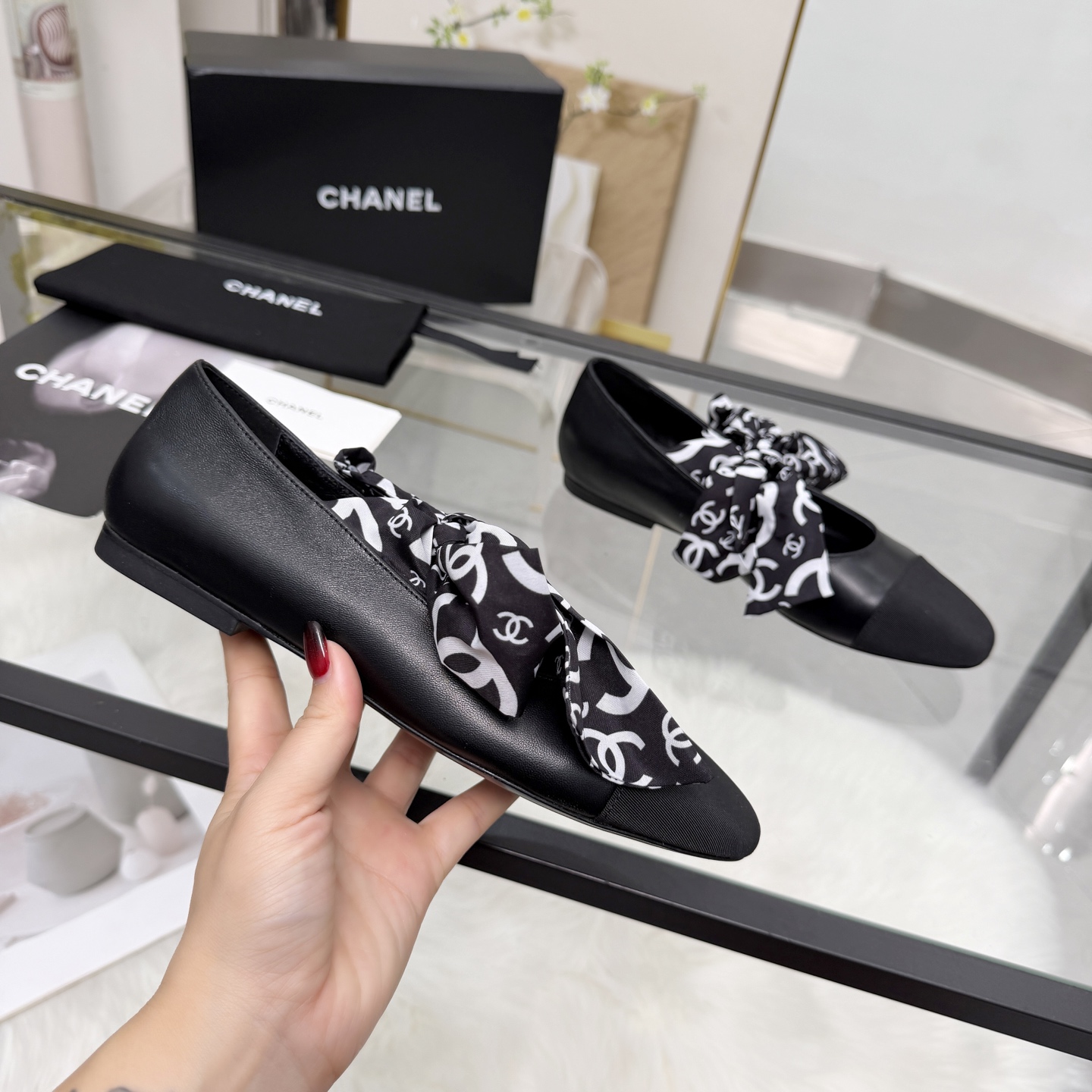NO:682613,High version of Xiaoxiangjia shoes CHANE*｜, a big hit!  Xiaoxiang 2025 official website Chanel autumn and winter autumn shoes for all seasons, the new series of loafers are full of retro style and elegant shoe shape. They are very pleasing to look at. The small round toe makes the feet thinner, and the upper feet give people a kind of retro feeling shoes of the era. New models from European and American catwalks. Popular products look beautiful when worn on the legs. Series of shoes 1 original customized sheepskin 2 original sheepskin lining 3 outsole: original genuine leather outsole.  4 code number 35-41 (40 41 customized, non-returnable), single shoes, chanel, chanel, chanel, loafers, sheepskin, Leather soles19860909高版本小香家单鞋CHANE*｜,大爆款！小香2025官网香奈儿秋冬秋鞋四季单鞋,系列新品乐福鞋满满的复古风 秀气的鞋型 看着就很讨喜,小圆头衬托脚也变得瘦瘦的,上脚给人就是一种年代的复古情怀鞋、欧美走秀新款,爆款产品穿起来美腿.系列单鞋 1原版定制羊皮 2原版羊皮内里 3大底:原板真皮大底. 4码数35-41（40 41定做不退换）,单鞋,chanel,chanel,chanel,loafers,sheepskin,Leather soles,Women's Shoes