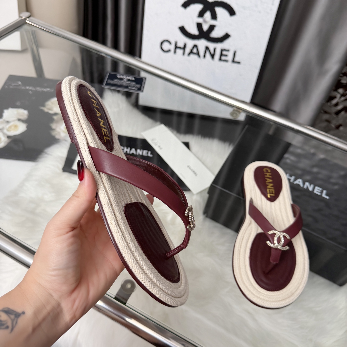 NO:682599,High version of Xiaoxiangjia sandals CHANE*｜, a big hit!  Chanel's 2026 official website early spring new Chanel sandals. The new series of loafers are full of retro style and the delicate shoe shape is very pleasing to look at. The small round toe makes the feet slimmer, and the upper foot gives people a kind of retro feeling shoes of the era. New models from European and American catwalks. Popular products look beautiful on the legs. Series of shoes 1 Original custom-made sheepskin surface original molded hardware 2 Original sheepskin lining insole 3 Outsole: Original genuine leather outsole.  4 sizes 35-41 (40 41 customized, non-refundable), split-toe shoes, chanel, chanel, chanel, loafers, sandals, sheepskin, Leather soles19860909高版本小香家凉鞋CHANE*｜,大爆款！香奈儿2026官网早春新款香奈儿凉鞋.系列新品乐福鞋满满的复古风 秀气的鞋型 看着就很讨喜,小圆头衬托脚也变得瘦瘦的,上脚给人就是一种年代的复古情怀鞋、欧美走秀新款,爆款产品穿起来美腿.系列单鞋 1原版定制羊皮面原版开模五金 2原版羊皮内里鞋垫 3大底:原板真皮大底. 4码数35-41（40 41定做不退换）,分趾鞋,chanel,chanel,chanel,loafers,sandals,sheepskin,Leather soles,Women's Shoes
