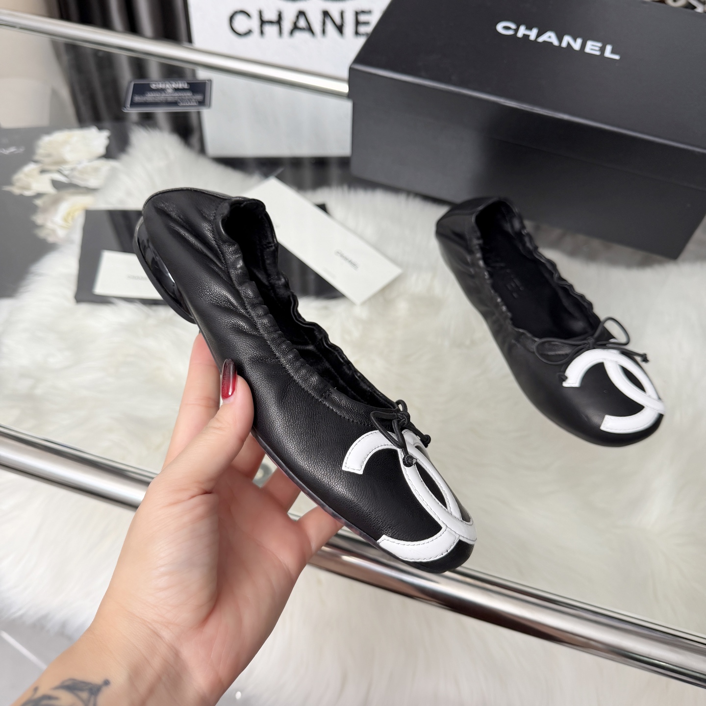 NO:682590,High version of Xiaoxiangjia shoes CHANE*｜, a big hit!  Chanel's 2026 official website early spring new Chanel four-season shoes, the new series of loafers are full of retro style and the delicate shoe shape is very pleasing to look at. The small round toe makes the feet slimmer, and the upper feet give people a kind of retro feeling shoes of the era. New models from European and American catwalks. Popular products look beautiful when worn on the legs. Series of shoes 1. Original surface custom-made sheepskin 2. Original sheepskin lining insole 3. Outsole: original molded outsole.  4 code number 35-41 (40 41 customized, non-returnable), single shoes, chanel, chanel, chanel, loafers, sheepskin19860909高版本小香家单鞋CHANE*｜,大爆款！香奈儿2026官网早春新款香奈儿四季单鞋,系列新品乐福鞋满满的复古风 秀气的鞋型 看着就很讨喜,小圆头衬托脚也变得瘦瘦的,上脚给人就是一种年代的复古情怀鞋、欧美走秀新款,爆款产品穿起来美腿.系列单鞋 1原版面定制羊皮 2原版羊皮内里鞋垫 3大底:原板开模大底. 4码数35-41（40 41定做不退换）,单鞋,chanel,chanel,chanel,loafers,sheepskin,Women's Shoes