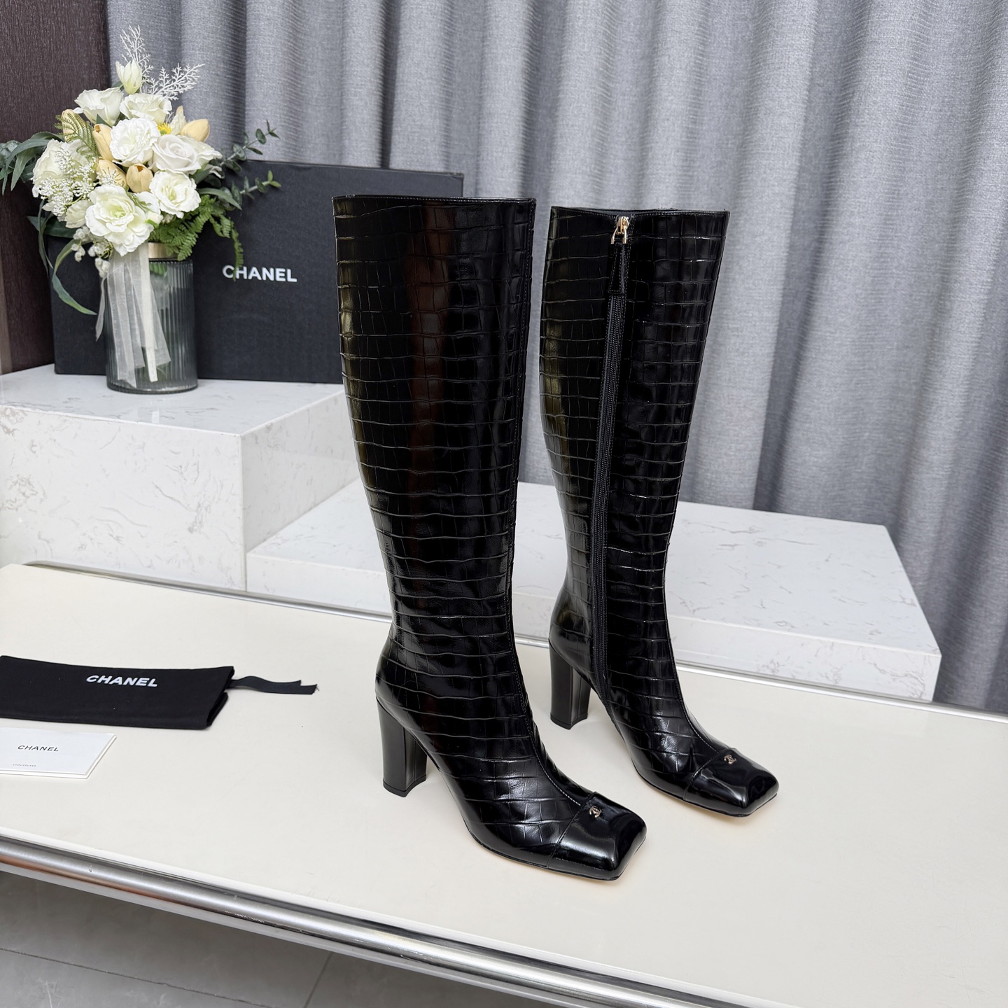 NO:682572,High version of Chanel CHANEL, the latest boots from Xiaoxiang's 2025 autumn and winter counter, a must-have item for this autumn and winter!  !  Ms. Chanel loves simple and irresistible combinations to show her unique dressing style. She can mix and match freely to shine and follow the fashionable steps of her grandma!  !  !  The top-notch craftsmanship and texture are perfectly presented. No matter any details, you can compare them with the counters. You can enter and exit the counters at will with the best quality products!  !  Fabric: Imported stone grain cowhide Lining: Sheepskin lining Foot padding sheepskin lining Outsole: Original Italian genuine leather outsole Heel height: 8.5 cm Boot height: 15 inches Size: 34-41 (34.40 41 is customized and non-refundable), boots, chanel, chanel, boots, cowhide, sheepskin, Leather soles19860909高版本香奈儿CHANEL,小香2025秋冬专柜最新款长靴,本季秋冬季节必备单品！！香奈儿女士钟爱简约又难以抗拒系 搭配展现与众不同的穿搭风格、自由混搭闪耀到位跟紧香奶奶时尚步伐！！！顶级工艺质感完美呈现,无论任何细节均可对比专柜,最好级别的顶级货,随意进出专柜！！ 面料:进口石头纹牛皮 内里:羊皮里 垫脚羊皮里 大底:原版意大利真皮大底 跟高:8.5厘米 靴筒高度:15寸 码数:34-41（34.40 41为定制不退换）,靴子,chanel,chanel,boots,cowhide,sheepskin,Leather soles,Women's Shoes