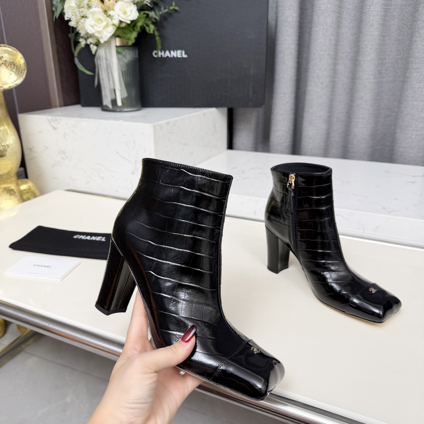 NO:682575,High version of Chanel CHANEL, Xiaoxiang's latest 2025 autumn and winter short boots L-boots, a must-have item for this autumn and winter!  !  Ms. Chanel loves simple and irresistible combinations to show her unique dressing style. She can mix and match freely to shine and follow the fashionable steps of her grandma!  !  !  The top-notch craftsmanship and texture are perfectly presented. No matter any details, you can compare them with the counters. You can enter and exit the counters at will with the best quality products!  !  Fabric: Imported stone grain cowhide Lining: Sheepskin lining Foot padding sheepskin lining Outsole: Original Italian genuine leather outsole Heel height: 8.5 cm Boot height: 4 inches Size: 34-41 (34.40 41 is customized and non-refundable), boots, chanel, chanel, boots, cowhide, sheepskin, Leather soles19860909高版本香奈儿CHANEL,小香2025秋冬专柜最新款短靴l靴,本季秋冬季节必备单品！！香奈儿女士钟爱简约又难以抗拒系 搭配展现与众不同的穿搭风格、自由混搭闪耀到位跟紧香奶奶时尚步伐！！！顶级工艺质感完美呈现,无论任何细节均可对比专柜,最好级别的顶级货,随意进出专柜！！ 面料:进口石头纹牛皮 内里:羊皮里 垫脚羊皮里 大底:原版意大利真皮大底 跟高:8.5厘米 靴筒高度:4寸 码数:34-41（34.40 41为定制不退换）,靴子,chanel,chanel,boots,cowhide,sheepskin,Leather soles,Women's Shoes