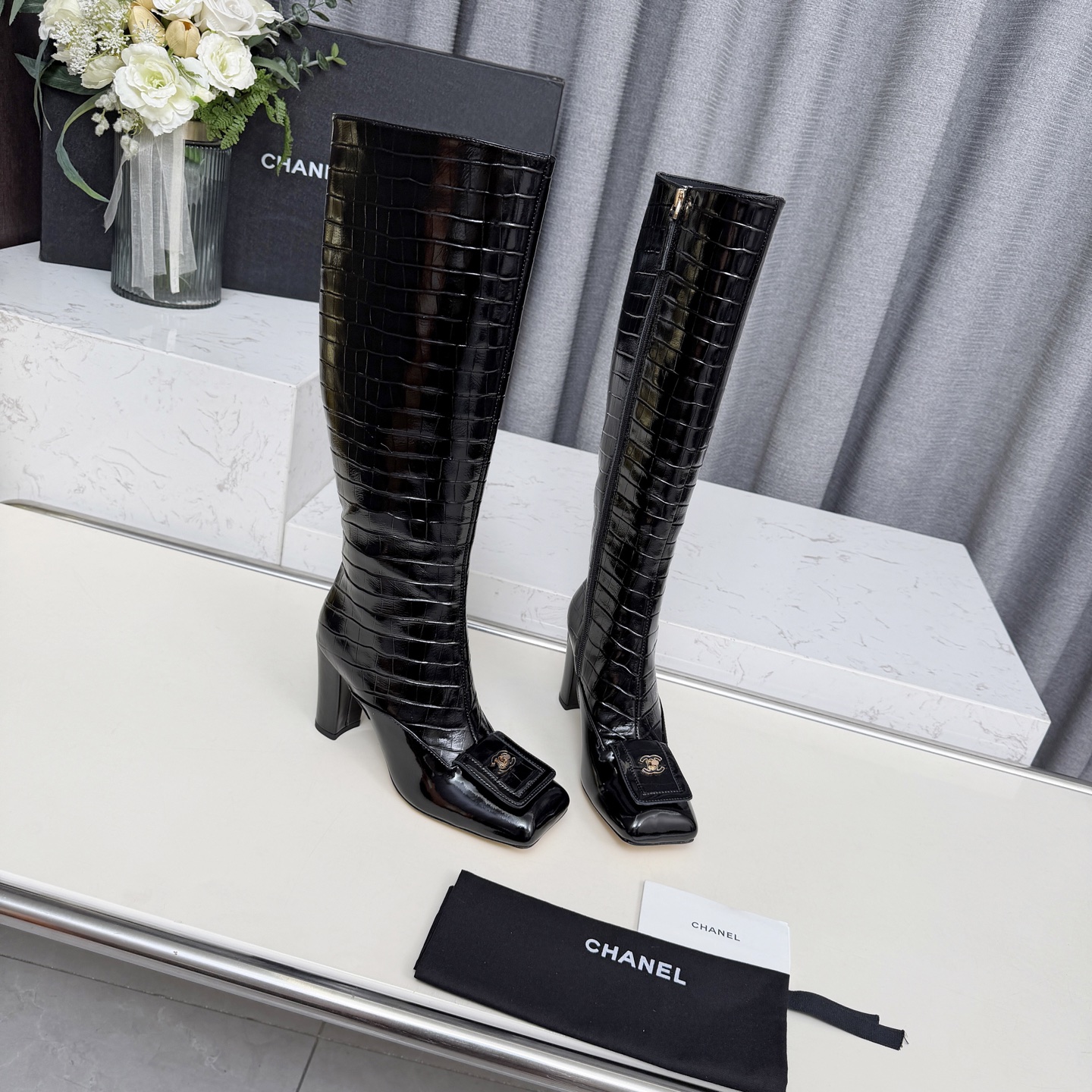 NO:682580,High version of Chanel CHANEL, the latest boots from Xiaoxiang's 2025 autumn and winter counter, a must-have item for this autumn and winter!  !  Ms. Chanel loves simple and irresistible combinations to show her unique dressing style. She can mix and match freely to shine and follow the fashionable steps of her grandma!  !  !  The top-notch craftsmanship and texture are perfectly presented. No matter any details, you can compare them with the counters. You can enter and exit the counters at will with the best quality products!  !  Fabric: Imported stone grain cowhide Lining: Sheepskin lining Foot padding sheepskin lining Outsole: Original Italian genuine leather outsole Heel height: 8.5 cm Boot height: 15 inches Size: 34-41 (34.40 41 is customized and non-refundable), boots, chanel, chanel, boots, cowhide, sheepskin, Leather soles19860909高版本香奈儿CHANEL,小香2025秋冬专柜最新款长靴,本季秋冬季节必备单品！！香奈儿女士钟爱简约又难以抗拒系 搭配展现与众不同的穿搭风格、自由混搭闪耀到位跟紧香奶奶时尚步伐！！！顶级工艺质感完美呈现,无论任何细节均可对比专柜,最好级别的顶级货,随意进出专柜！！ 面料:进口石头纹牛皮 内里:羊皮里 垫脚羊皮里 大底:原版意大利真皮大底 跟高:8.5厘米 靴筒高度:15寸 码数:34-41（34.40 41为定制不退换）,靴子,chanel,chanel,boots,cowhide,sheepskin,Leather soles,Women's Shoes