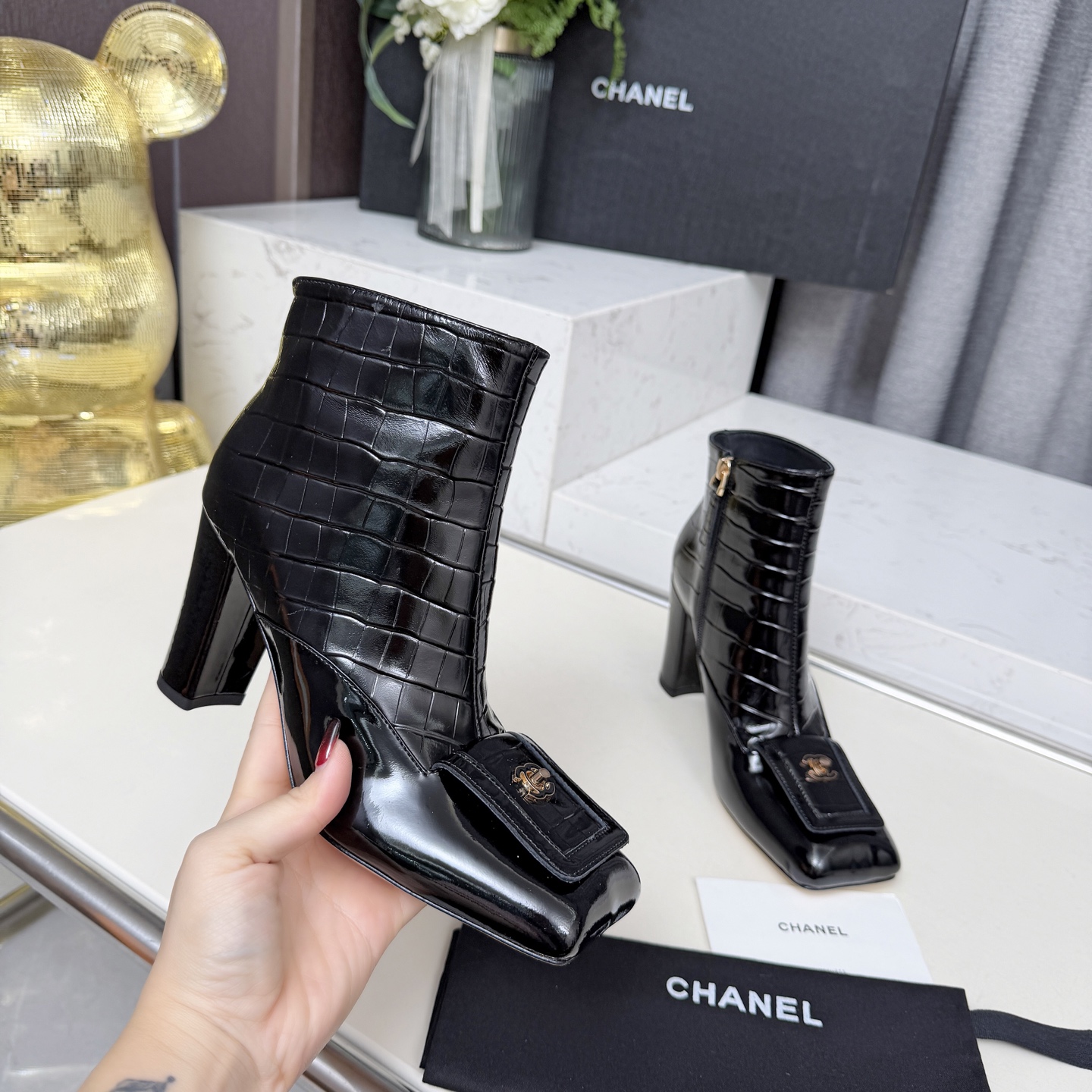 NO:682585,High version of Chanel CHANEL, Xiaoxiang's latest 2025 autumn and winter short boots L-boots, a must-have item for this autumn and winter!  !  Ms. Chanel loves simple and irresistible combinations to show her unique dressing style. She can mix and match freely to shine and follow the fashionable steps of her grandma!  !  !  The top-notch craftsmanship and texture are perfectly presented. No matter any details, you can compare them with the counters. You can enter and exit the counters at will with the best quality products!  !  Fabric: Imported stone grain cowhide Lining: Sheepskin lining Foot padding sheepskin lining Outsole: Original Italian genuine leather outsole Heel height: 8.5 cm Boot height: 4 inches Size: 34-41 (34.40 41 is customized and non-refundable), boots, chanel, chanel, boots, cowhide, sheepskin, Leather soles19860909高版本香奈儿CHANEL,小香2025秋冬专柜最新款短靴l靴,本季秋冬季节必备单品！！香奈儿女士钟爱简约又难以抗拒系 搭配展现与众不同的穿搭风格、自由混搭闪耀到位跟紧香奶奶时尚步伐！！！顶级工艺质感完美呈现,无论任何细节均可对比专柜,最好级别的顶级货,随意进出专柜！！ 面料:进口石头纹牛皮 内里:羊皮里 垫脚羊皮里 大底:原版意大利真皮大底 跟高:8.5厘米 靴筒高度:4寸 码数:34-41（34.40 41为定制不退换）,靴子,chanel,chanel,boots,cowhide,sheepskin,Leather soles,Women's Shoes