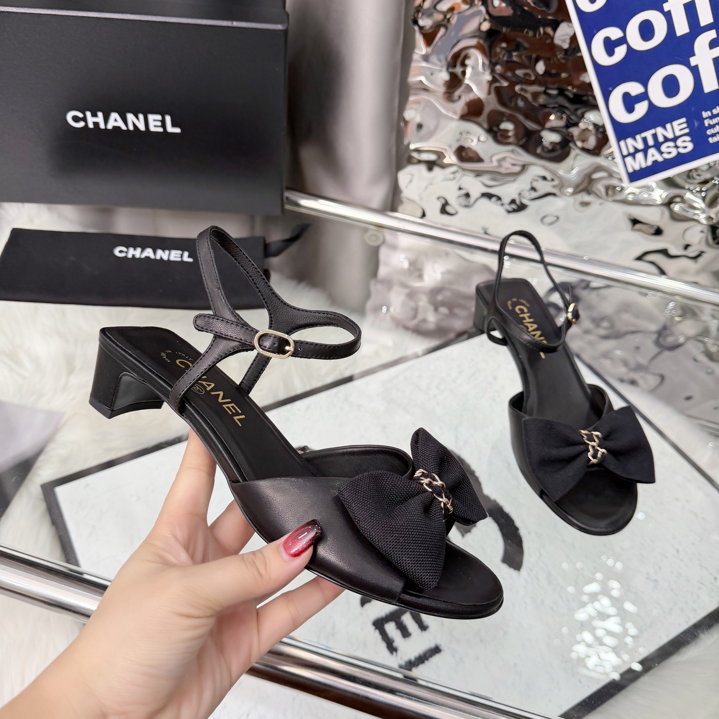 NO:682558,High version of Xiaoxiangjia sandals CHANE*｜, a big hit!  Chanel 2026 official website early spring new Chanel sandals. The new series of loafers are full of retro style and the delicate shoe shape is very pleasing to look at. The small round toe makes the feet thinner, and the upper feet give people a kind of retro feelings of the era. Shoes, European and American catwalk new styles, popular products that look beautiful when worn on the legs. Series of shoes 1 Original custom sheepskin surface/Original custom cloth surface Original molded hardware 2 Original sheepskin lining insole  3 outsole: original leather outsole. Heel height 3.5 cm. 4 sizes 35-41 (40 and 41 are customized and non-returnable), sandals, chanel, chanel, chanel, loafers, sandals, sheepskin, Leather soles19860909高版本小香家凉鞋CHANE*｜,大爆款！香奈儿2026官网早春新款香奈儿凉鞋.系列新品乐福鞋满满的复古风 秀气的鞋型 看着就很讨喜,小圆头衬托脚也变得瘦瘦的,上脚给人就是一种年代的复古情怀鞋、欧美走秀新款,爆款产品穿起来美腿.系列单鞋 1原版定制羊皮面/原版定制布面原版开模五金 2原版羊皮内里鞋垫 3大底:原板真皮大底.跟高3.5厘米 4码数35-41（40 41定做不退换）,凉鞋,chanel,chanel,chanel,loafers,sandals,sheepskin,Leather soles,Women's Shoes