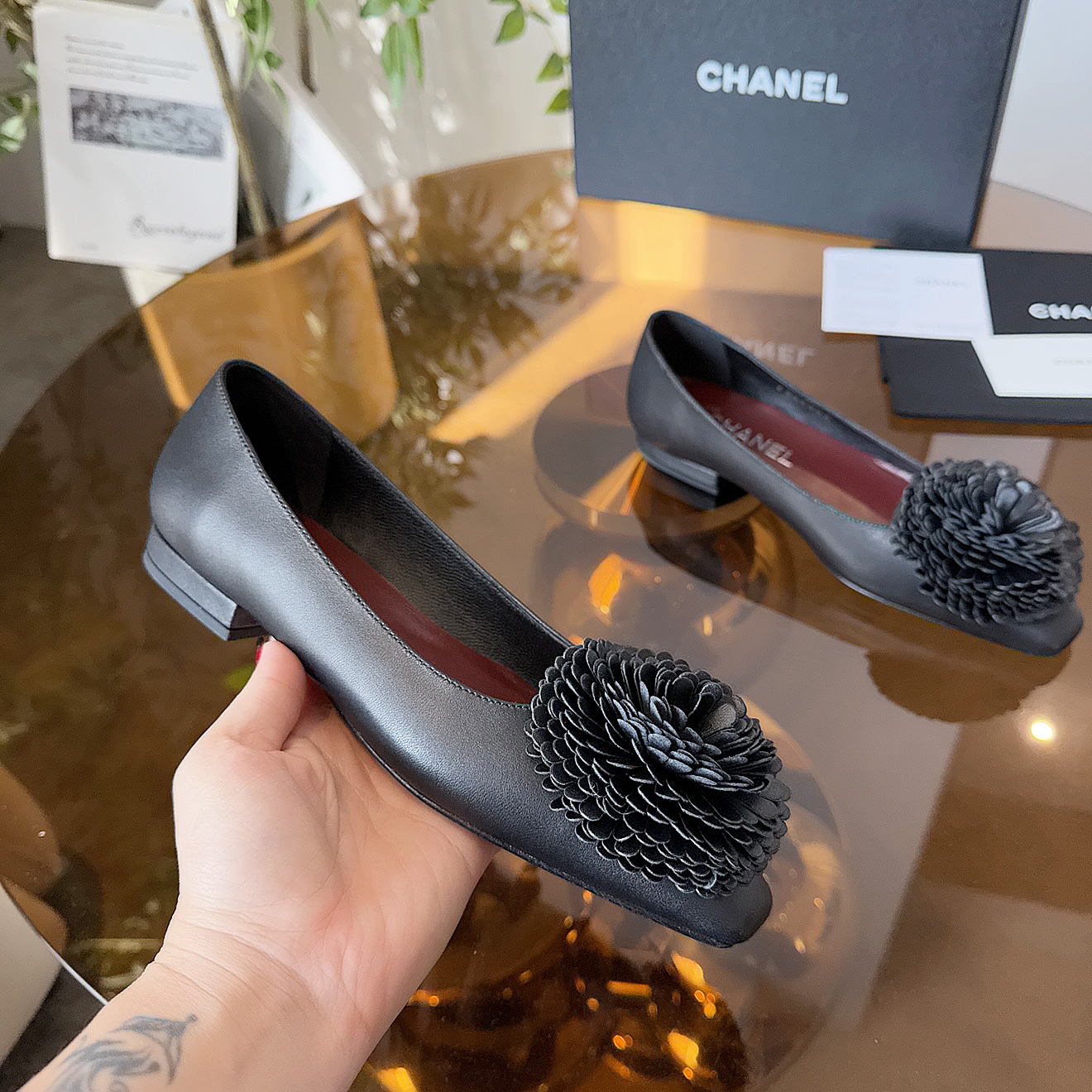 NO:682547,High version of Xiaoxiangjia shoes CHANE*｜, a big hit!  Xiaoxiang's 2026 official website Chanel's new four-season shoes for early spring, the new series of loafers are full of retro style. The delicate shoe shape is very pleasing to look at, the small square toe makes the feet thinner, and the upper foot gives people a kind of retro feeling shoes of the era, new models on European and American catwalks, hot products. It looks beautiful when worn, 1. Original surface customized sheepskin original customized camellia 2. Original silk sheepskin lining 3. Outsole: Original genuine leather outsole.  4 sizes 35-41 (40 41 custom-made, non-refundable), sandals, chanel, chanel, chanel, loafers, sandals, sheepskin, Leather soles19860909高版本小香家单鞋CHANE*｜,大爆款！小香2026官网香奈儿早春新款四季单鞋,系列新品乐福鞋满满的复古风 秀气的鞋型 看着就很讨喜,小方头 衬托脚也变得瘦瘦的,上脚给人就是一种年代的复古情怀鞋、欧美走秀新款,爆款产品.穿起来美腿, 1原版面定制羊皮原版定制山茶花 2原版丝绸羊皮内里 3大底:原版意真皮大底. 4码数35-41（40 41定做不退换）,凉鞋单鞋,chanel,chanel,chanel,loafers,sandals,sheepskin,Leather soles,Women's Shoes