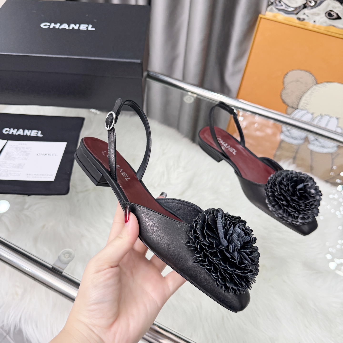 NO:682553,High version of Xiaoxiangjia sandals CHANE*｜, a big hit!  Xiaoxiang's 2026 official website Chanel's new four-season sandals for early spring, the new series of loafers are full of retro style. The delicate shoe shape is very pleasing to look at, the small square toe makes the feet thinner, and the upper feet give people a kind of retro feeling shoes of the era, new models on European and American catwalks, hot products. It looks beautiful when worn on the legs, 1. Original surface customized sheepskin original customized camellia 2. Original silk sheepskin lining 3. Outsole: Original genuine leather outsole.  4 sizes 35-41 (40 41 custom-made, non-refundable), sandals, chanel, chanel, chanel, loafers, sandals, sheepskin, Leather soles19860909高版本小香家凉鞋CHANE*｜,大爆款！小香2026官网香奈儿早春新款四季凉鞋,系列新品乐福鞋满满的复古风 秀气的鞋型 看着就很讨喜,小方头 衬托脚也变得瘦瘦的,上脚给人就是一种年代的复古情怀鞋、欧美走秀新款,爆款产品.穿起来美腿, 1原版面定制羊皮原版定制山茶花 2原版丝绸羊皮内里 3大底:原版意真皮大底. 4码数35-41（40 41定做不退换）,凉鞋单鞋,chanel,chanel,chanel,loafers,sandals,sheepskin,Leather soles,Women's Shoes
