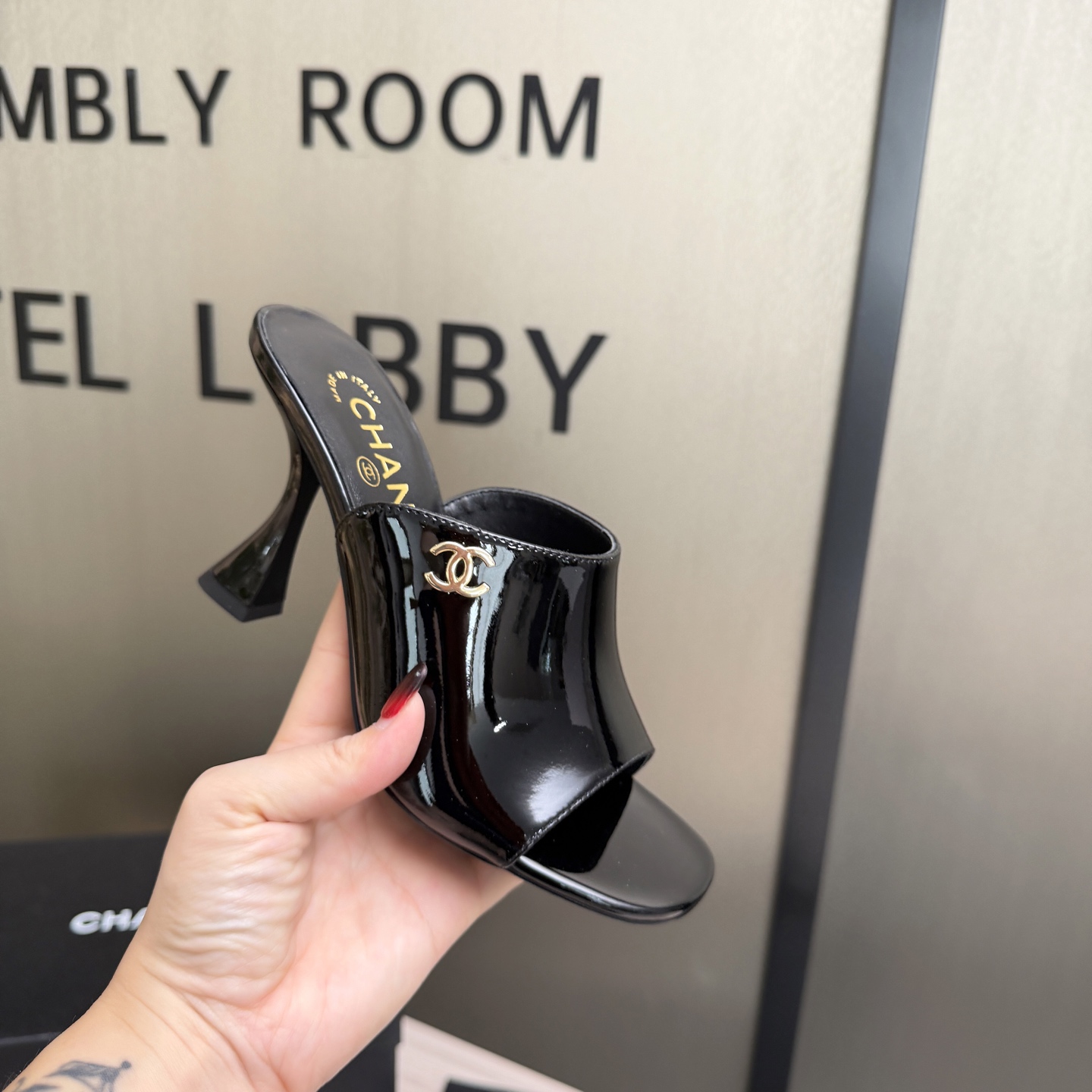 NO:696033,High version of Xiaoxiangjia sandals CHANE*｜, a big hit!  Xiaoxiang 2026 official website Chanel's new four-season sandals for early spring, the new series of loafers are full of retro style, the delicate shoe shape is very pleasing to look at, the large square toe makes the feet thinner, and the upper feet give people a kind of retro feeling shoes of the era, new models on European and American catwalks, hot products. It looks beautiful on the legs, 1 side original customized sheepskin/patent leather/Yangjing original customized trademark 2 original silk sheepskin lining  3 outsole: Original genuine leather outsole. Heel height 9 cm. 4 sizes 35-41 (40 41 customized, non-returnable), slippers, chanel, chanel, chanel, loafers, sandals, slippers, sheepskin, sheep, Leather soles19860909高版本小香家凉鞋CHANE*｜,大爆款！小香2026官网香奈儿早春新款四季凉鞋,系列新品乐福鞋满满的复古风 秀气的鞋型 看着就很讨喜,大方头 衬托脚也变得瘦瘦的,上脚给人就是一种年代的复古情怀鞋、欧美走秀新款,爆款产品.穿起来美腿, 1面原版定制羊皮/漆皮/羊京原版定制商标 2原版丝绸羊皮内里 3大底:原版意真皮大底.跟高9厘米 4码数35-41（40 41定做不退换）,拖鞋,chanel,chanel,chanel,loafers,sandals,slippers,sheepskin,sheep,Leather soles,Women's Shoes