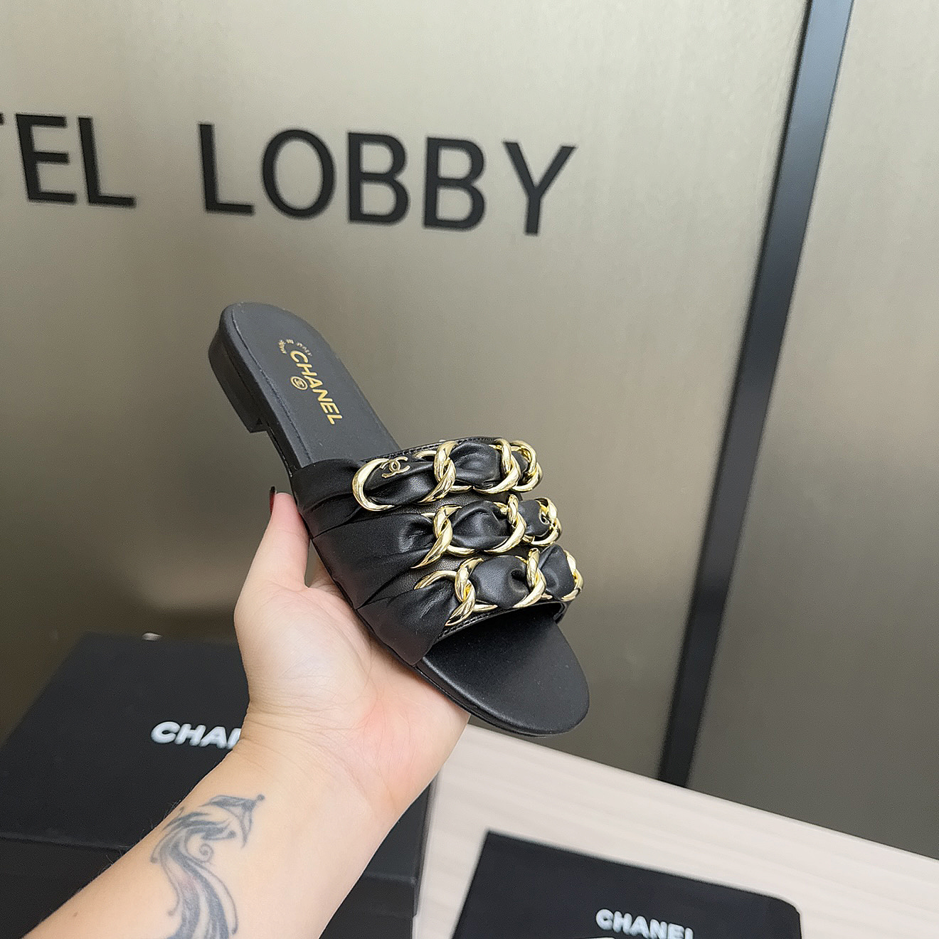 NO:696029,High version of Xiaoxiangjia sandals CHANE*｜, a big hit!  Xiaoxiang 2026 official website Chanel's new four-season sandals for early spring, the new series of loafers are full of retro style. The delicate shoe shape is very pleasing to look at. The large square toe makes the feet thinner. The upper foot gives people a kind of retro feeling shoes of the era. It is a new style of European and American catwalks and a hot product. It looks beautiful when worn on the legs. 1 side of original custom-made sheepskin with original custom trademark 2. Original silk sheepskin lining 3. Outsole: original genuine leather outsole.  4 code number 35-41 (40 41 customized, non-returnable), slippers, chanel, chanel, chanel, loafers, sandals, slippers, sheepskin, Leather soles19860909高版本小香家凉鞋CHANE*｜,大爆款！小香2026官网香奈儿早春新款四季凉鞋,系列新品乐福鞋满满的复古风 秀气的鞋型 看着就很讨喜,大方头 衬托脚也变得瘦瘦的,上脚给人就是一种年代的复古情怀鞋、欧美走秀新款,爆款产品.穿起来美腿, 1面原版定制羊皮原版定制商标 2原版丝绸羊皮内里 3大底:原版意真皮大底. 4码数35-41（40 41定做不退换）,拖鞋,chanel,chanel,chanel,loafers,sandals,slippers,sheepskin,Leather soles,Women's Shoes