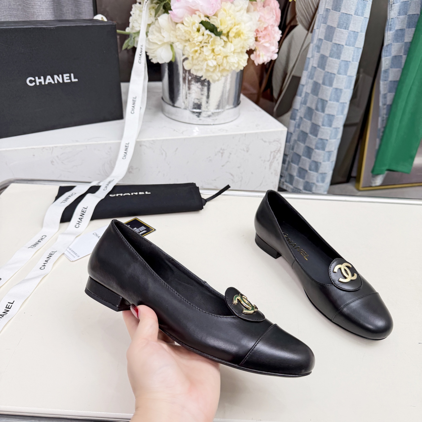 NO:696026,High version of Xiaoxiangjia shoes CHANE*｜, a big hit!  Xiaoxiang 2026 official website Chanel's new four-season shoes for early spring, the new series of loafers are full of retro style. The delicate shoe shape is very pleasing to look at, the small round toe makes the feet thinner, and the upper feet give people a kind of retro feelings of the era. Shoes, new models on European and American catwalks, hot products. It looks beautiful on the legs, 1. Original surface customized cowhide sheepskin/customized fabric original molded hardware buckle 2. Original silk sheepskin lining  3 outsole: Original genuine leather outsole. 4 sizes 35-41 (40 41 custom-made and non-returnable), single shoes, chanel, chanel, chanel, loafers, cowhide, sheepskin, Leather soles19860909高版本小香家单鞋CHANE*｜,大爆款！小香2026官网香奈儿早春新款四季单鞋,系列新品乐福鞋满满的复古风 秀气的鞋型 看着就很讨喜,小圆头 衬托脚也变得瘦瘦的,上脚给人就是一种年代的复古情怀鞋、欧美走秀新款,爆款产品.穿起来美腿, 1原版面定制牛皮羊皮/定制面料原版开模五金扣 2原版丝绸羊皮内里 3大底:原版意真皮大底. 4码数35-41（40 41定做不退换）,单鞋,chanel,chanel,chanel,loafers,cowhide,sheepskin,Leather soles,Women's Shoes