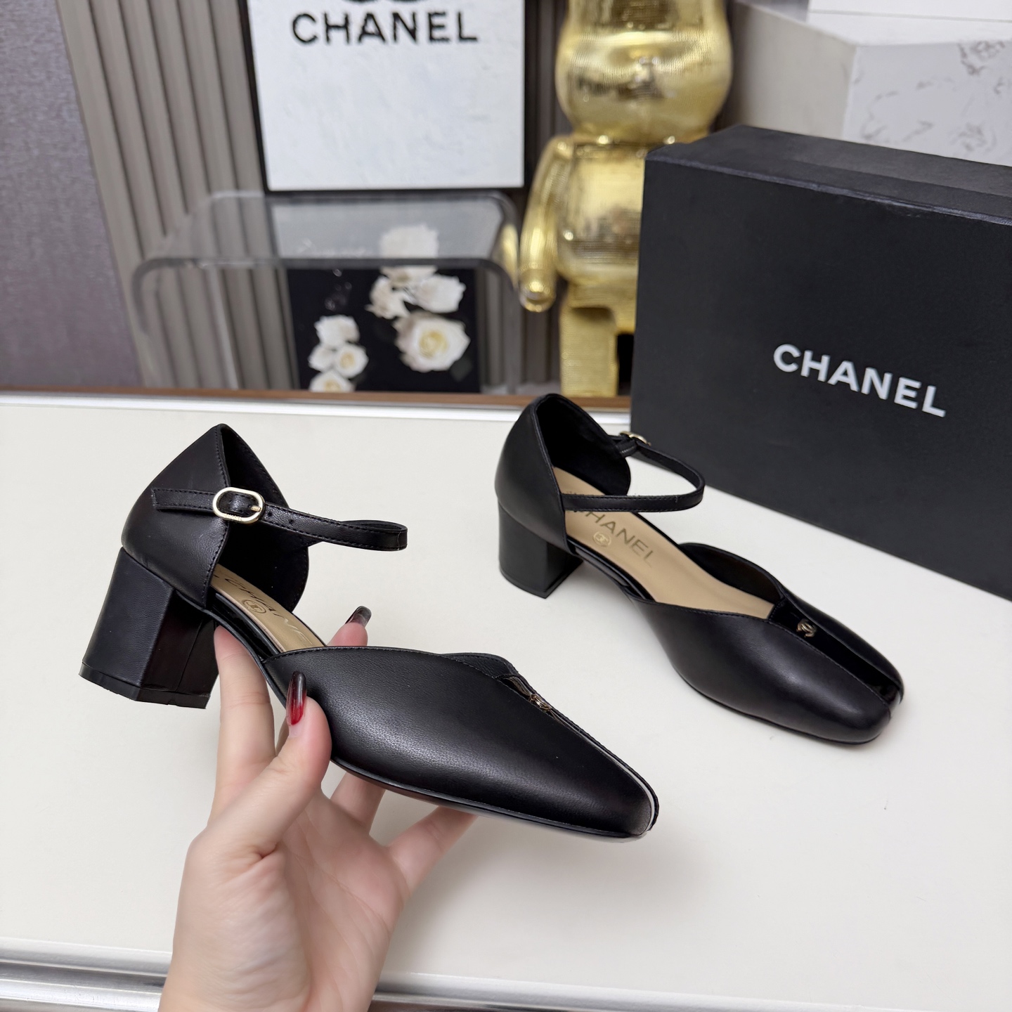 NO:706193,High version of Xiaoxiangjia sandals CHANE*｜, a big hit!  Xiaoxiang 2026 official website Chanel's new four-season sandals for early spring, the new series of loafers are full of retro style. The delicate shoe shape is very pleasing to look at, the small square toe makes the feet thinner, and the upper foot gives people a kind of retro feeling shoes of the era, new models for European and American catwalks, popular products. Beautiful legs when worn, 1 side original custom sheepskin 2 original silk sheepskin lining 3 outsole: original genuine leather outsole. Heel height 5.5 cm  4 code number 35-41 (40 41 customized, non-refundable), sandals, chanel, chanel, chanel, loafers, sandals, sheepskin, Leather soles19860909高版本小香家凉鞋CHANE*｜,大爆款！小香2026官网香奈儿早春新款四季凉鞋,系列新品乐福鞋满满的复古风 秀气的鞋型 看着就很讨喜,小方头 衬托脚也变得瘦瘦的,上脚给人就是一种年代的复古情怀鞋、欧美走秀新款,爆款产品.穿起来美腿, 1面原版定制羊皮 2原版丝绸羊皮内里 3大底:原版意真皮大底.跟高5.5厘米 4码数35-41（40 41定做不退换）,凉鞋,chanel,chanel,chanel,loafers,sandals,sheepskin,Leather soles,Women's Shoes
