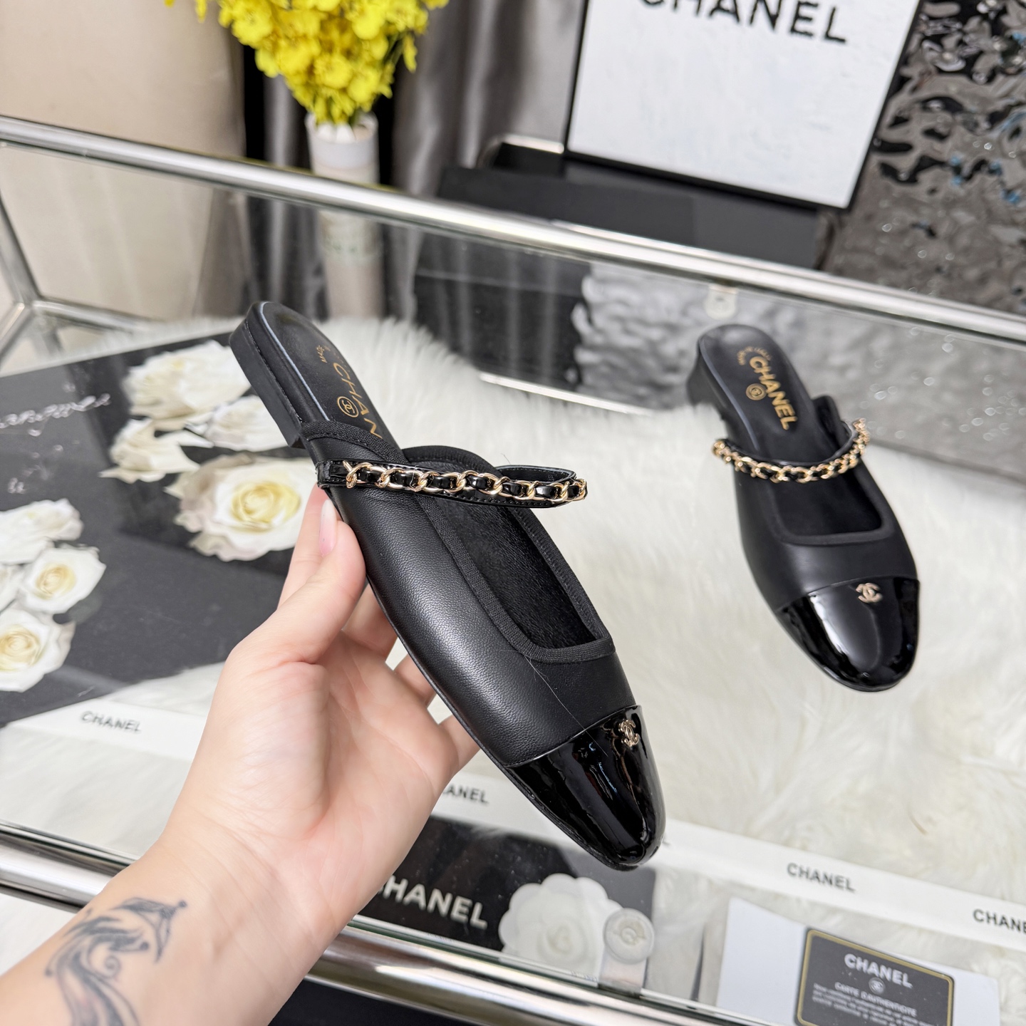 NO:707645,High version of Xiaoxiangjia sandals CHANE*｜, a big hit!  Chanel 2026 official website early spring new Chanel sandals. The new series of loafers are full of retro style and the delicate shoe shape is very pleasing to look at. The small round toe makes the feet slimmer, and the upper feet give people a kind of retro feelings of the era. Shoes, European and American catwalk models, popular products that look beautiful on the legs. Series of shoes 1. Original customized sheepskin surface/patent leather with original molded hardware 2. Original sheepskin lining insole  3 outsole: original leather outsole. 4 code number 35-41 (40 41 customized, non-returnable), half drag, chanel, chanel, chanel, loafers, sandals, sheepskin, Leather soles19860909高版本小香家凉鞋CHANE*｜,大爆款！香奈儿2026官网早春新款香奈儿凉鞋.系列新品乐福鞋满满的复古风 秀气的鞋型 看着就很讨喜,小圆头衬托脚也变得瘦瘦的,上脚给人就是一种年代的复古情怀鞋、欧美走秀新款,爆款产品穿起来美腿.系列单鞋 1原版定制羊皮面/漆皮搭配原版开模五金 2原版羊皮内里鞋垫 3大底:原板真皮大底. 4码数35-41（40 41定做不退换）,半拖,chanel,chanel,chanel,loafers,sandals,sheepskin,Leather soles,Women's Shoes