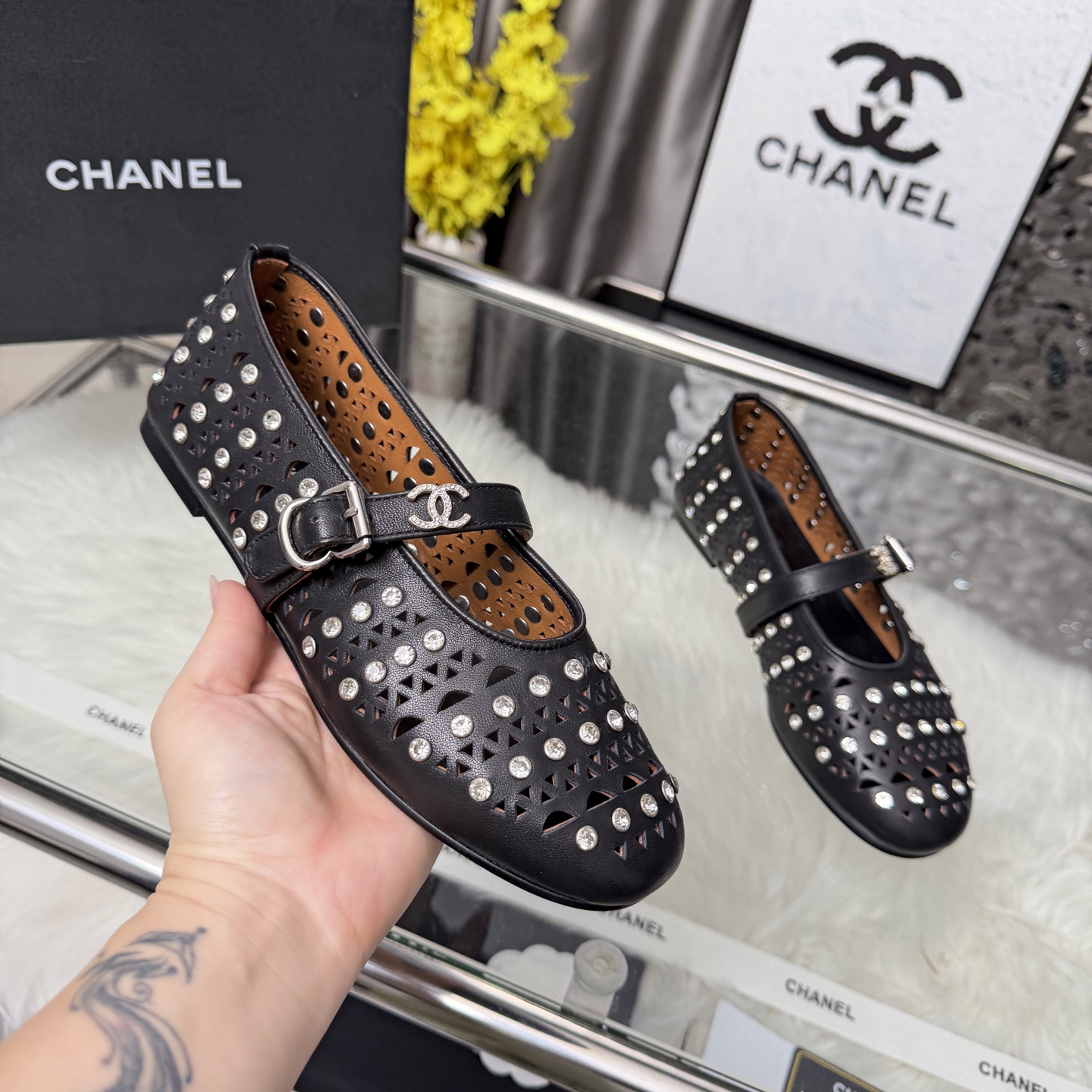 NO:707643,High version of Xiaoxiangjia shoes CHANE*｜, a big hit!  Xiaoxiang 2026 official website Chanel's new four-season shoes for early spring, the new series of loafers are full of retro style. The delicate shoe shape is very pleasing to look at, the small round toe makes the feet thinner, and the upper feet give people a kind of retro feeling shoes of the era, new models for European and American catwalks, hot products. It looks beautiful on the legs, 1. Original surface customized sheepskin/sheep Beijing leather original molded hardware buckle diamond 2. Original silk sheepskin lining  3 outsole: original genuine leather outsole. 4 size 35-41 (40 41 custom-made, non-returnable), ballet shoes, chanel, chanel, chanel, loafers, sheepskin, sheep, Leather soles19860909高版本小香家单鞋CHANE*｜,大爆款！小香2026官网香奈儿早春新款四季单鞋,系列新品乐福鞋满满的复古风 秀气的鞋型 看着就很讨喜,小圆头 衬托脚也变得瘦瘦的,上脚给人就是一种年代的复古情怀鞋、欧美走秀新款,爆款产品.穿起来美腿, 1原版面定制羊皮/羊京皮原版开模五金扣钻 2原版丝绸羊皮内里 3大底:原版意真皮大底. 4码数35-41（40 41定做不退换）,芭蕾舞鞋,chanel,chanel,chanel,loafers,sheepskin,sheep,Leather soles,Women's Shoes