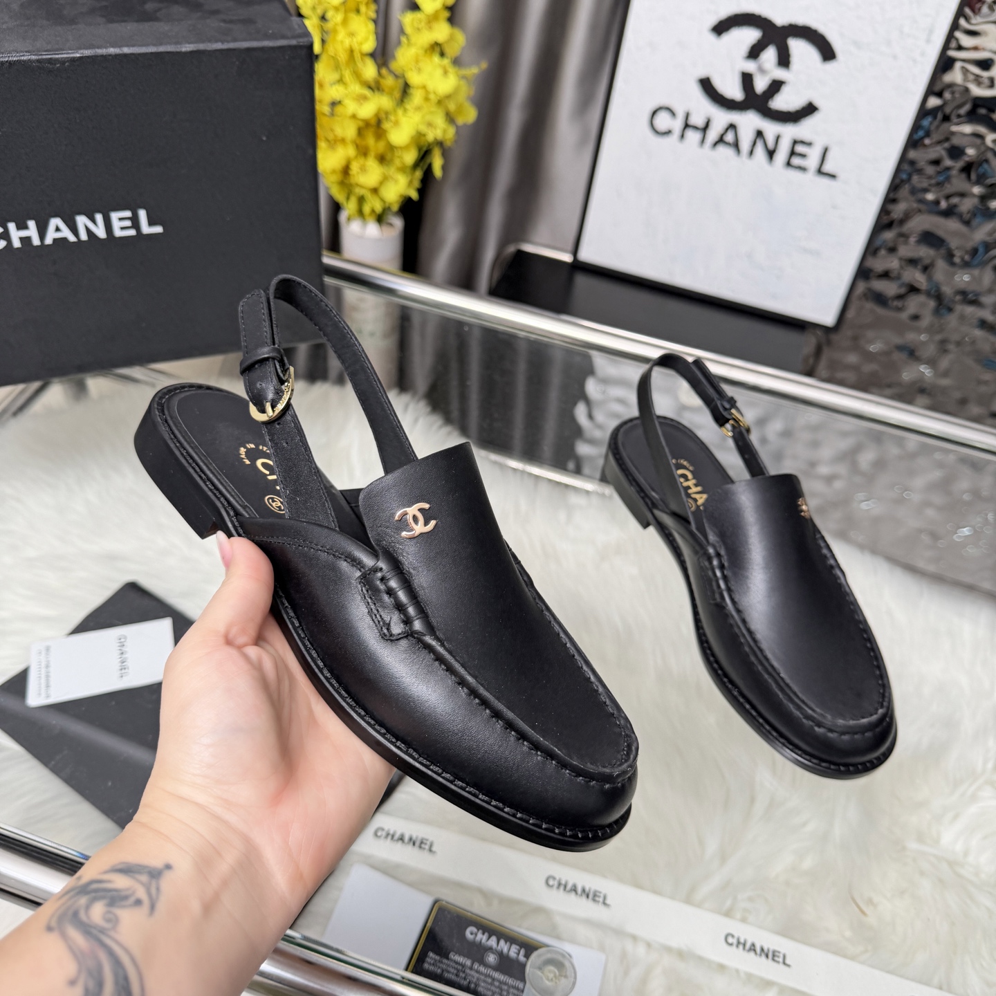 NO:707641,High version of Xiaoxiangjia sandals CHANE*｜, a big hit!  Chanel's 2026 official website early spring new Chanel sandals. The new series of loafers are full of retro style and the delicate shoe shape is very pleasing to look at. The small round toe makes the feet slimmer, and the upper feet give people a kind of retro feeling shoes of the era. New European and American catwalk models, popular products that look beautiful when worn on the legs. Series of shoes 1. Original customized cowhide/open edge beaded cowhide with original molded hardware 2. Original sheepskin lining insole  3 outsole: original leather outsole. 4 code number 35-41 (40 41 customized, non-returnable), sandals, chanel, chanel, chanel, loafers, sandals, cowhide, sheepskin, Leather soles19860909高版本小香家凉鞋CHANE*｜,大爆款！香奈儿2026官网早春新款香奈儿凉鞋.系列新品乐福鞋满满的复古风 秀气的鞋型 看着就很讨喜,小圆头衬托脚也变得瘦瘦的,上脚给人就是一种年代的复古情怀鞋、欧美走秀新款,爆款产品穿起来美腿.系列单鞋 1原版定制牛皮/开边珠牛皮搭配原版开模五金 2原版羊皮内里鞋垫 3大底:原板真皮大底. 4码数35-41（40 41定做不退换）,凉鞋,chanel,chanel,chanel,loafers,sandals,cowhide,sheepskin,Leather soles,Women's Shoes