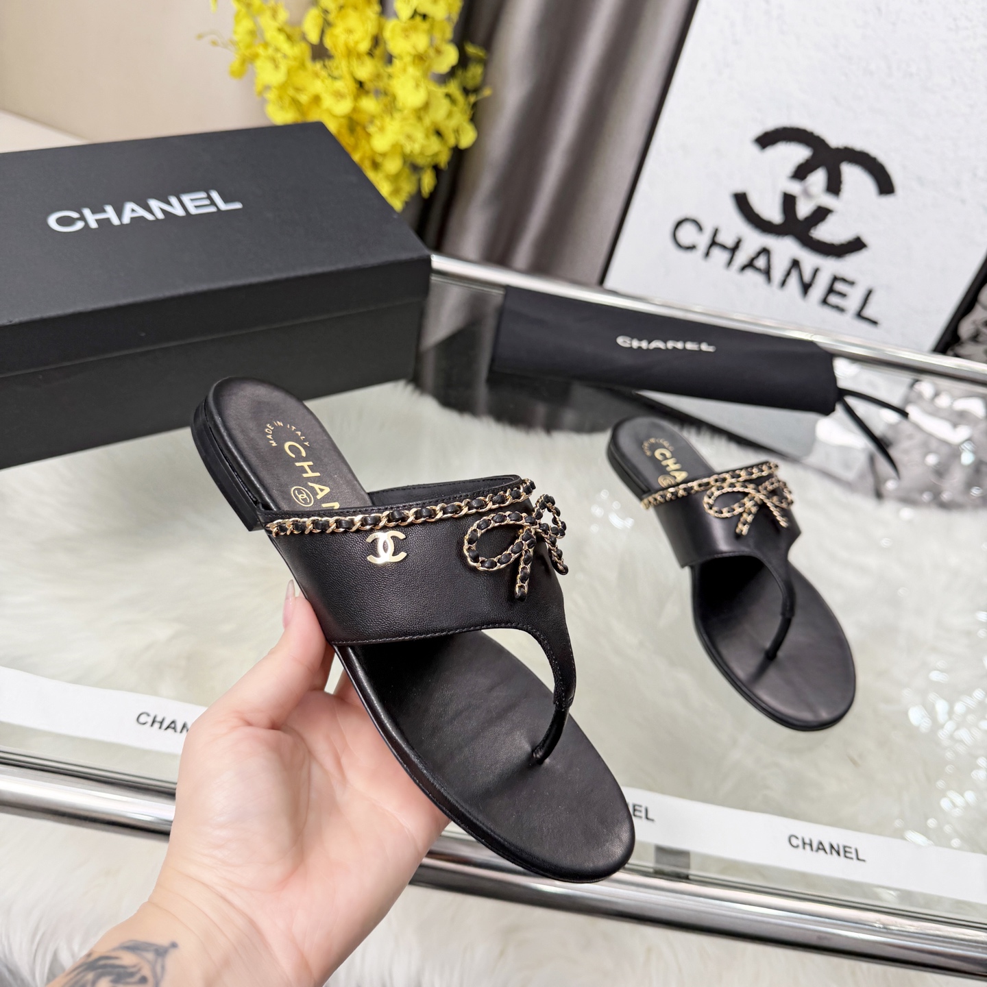 NO:788502,High version of Xiaoxiangjia sandals CHANE*｜, a big hit!  Chanel's 2026 official website early spring new Chanel sandals. The new series of loafers are full of retro style and the delicate shoe shape is very pleasing to look at. The small round toe makes the feet slimmer, and the upper feet give people a kind of retro feeling shoes of the era. New European and American catwalk models, popular products that look beautiful when worn on the legs. Series of sandals 1 original customized sheepskin 2 original sheepskin lining insole 3 outsole: original genuine leather outsole.  4 sizes 35-41 (40 41 customized, non-refundable), split-toe shoes, chanel, chanel, chanel, loafers, sandals, sheepskin, Leather soles19860909高版本小香家凉鞋CHANE*｜,大爆款！香奈儿2026官网早春新款香奈儿凉鞋.系列新品乐福鞋满满的复古风 秀气的鞋型 看着就很讨喜,小圆头衬托脚也变得瘦瘦的,上脚给人就是一种年代的复古情怀鞋、欧美走秀新款,爆款产品穿起来美腿.系列凉鞋 1原版定制羊皮 2原版羊皮内里鞋垫 3大底:原板真皮大底. 4码数35-41（40 41 定做不退换）,分趾鞋,chanel,chanel,chanel,loafers,sandals,sheepskin,Leather soles,Women's Shoes