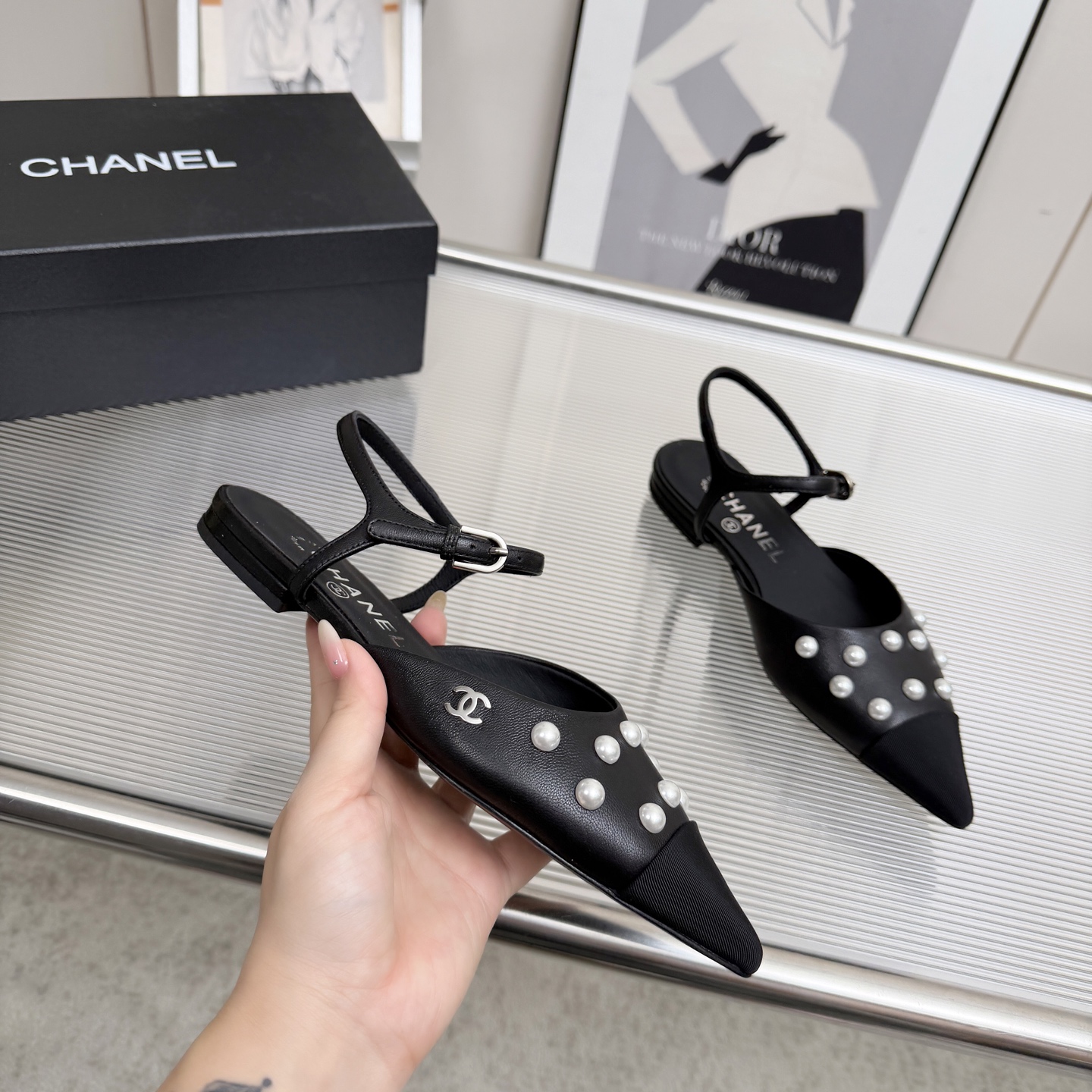 NO:788499,High version of Xiaoxiangjia sandals CHANE*｜, a big hit!  Chanel's 2026 official website early spring new Chanel sandals. The new series of loafers are full of retro style and the delicate shoe shape is very pleasing to look at. The small pointed toes make the feet slimmer, and the upper feet give people a kind of retro feelings of the era. New models of European and American catwalks, popular products that look beautiful when worn on the legs. Series of sandals 1 original customized sheepskin 2 original sheepskin lining insole 3 outsole: original genuine leather outsole.  4 code numbers 34-42 (34 40 41 42 are customized and non-returnable), sandals, chanel, chanel, chanel, loafers, sandals, sheepskin, Leather soles19860909高版本小香家凉鞋CHANE*｜,大爆款！香奈儿2026官网早春新款香奈儿凉鞋.系列新品乐福鞋满满的复古风 秀气的鞋型 看着就很讨喜,小尖头衬托脚也变得瘦瘦的,上脚给人就是一种年代的复古情怀鞋、欧美走秀新款,爆款产品穿起来美腿.系列凉鞋 1原版定制羊皮 2原版羊皮内里鞋垫 3大底:原板真皮大底. 4码数34-42（34 40 41 42定做不退换）,凉鞋,chanel,chanel,chanel,loafers,sandals,sheepskin,Leather soles,Women's Shoes