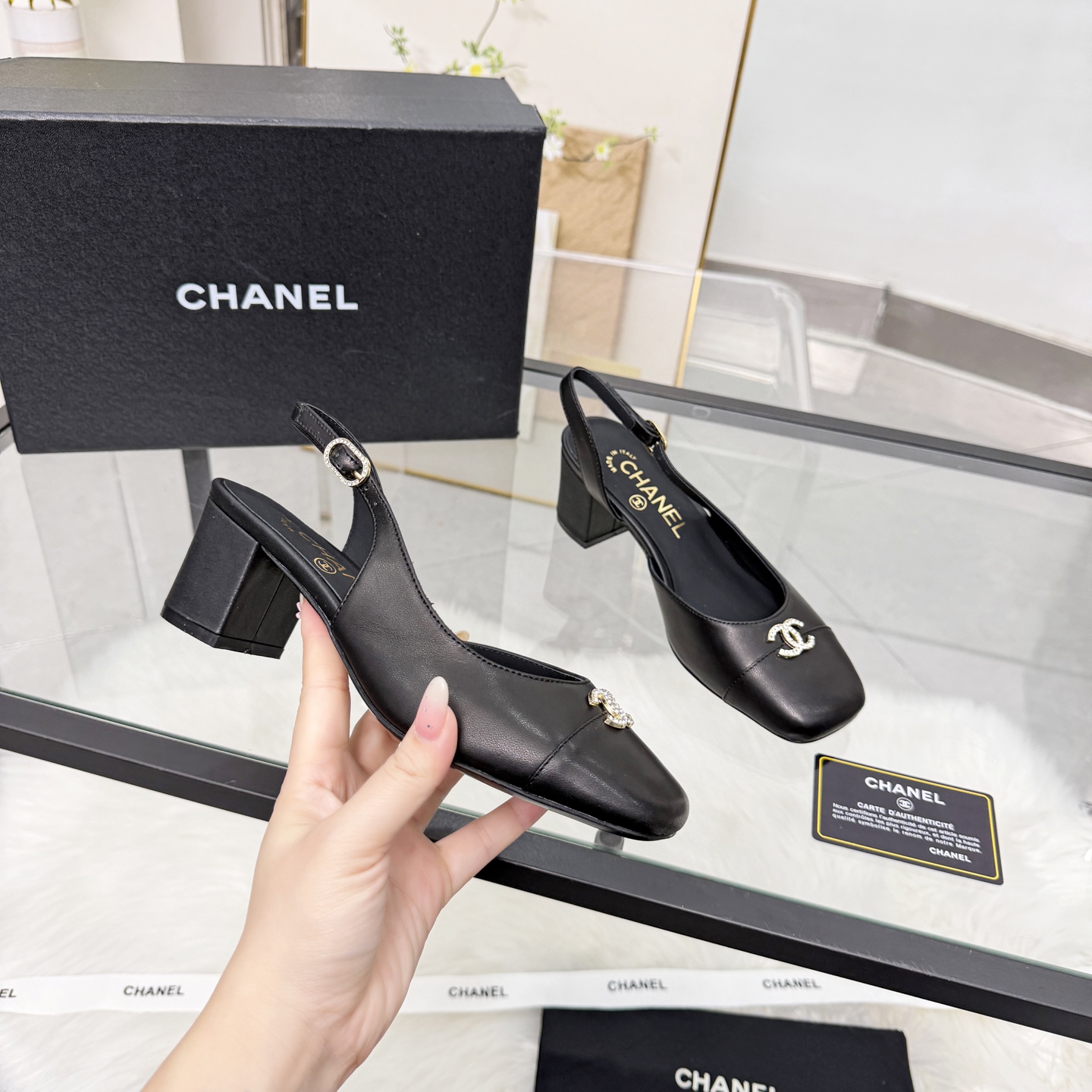 NO:788486,High version of Xiaoxiangjia sandals CHANE*｜, a big hit!  Xiaoxiang 2026 official website Chanel's new four-season sandals for early spring, the new series of loafers are full of retro style. The delicate shoe shape is very pleasing to look at, the small square toe makes the feet thinner, and the upper foot gives people a kind of retro feeling shoes of the era, new models for European and American catwalks, popular products. Beautiful legs when worn, 1 side original custom sheepskin 2 original silk sheepskin lining 3 outsole: original genuine leather outsole. Heel height 5.5 cm  4 code number 35-41 (40 41 customized, non-refundable), sandals, chanel, chanel, chanel, loafers, sandals, sheepskin, Leather soles19860909高版本小香家凉鞋CHANE*｜,大爆款！小香2026官网香奈儿早春新款四季凉鞋,系列新品乐福鞋满满的复古风 秀气的鞋型 看着就很讨喜,小方头 衬托脚也变得瘦瘦的,上脚给人就是一种年代的复古情怀鞋、欧美走秀新款,爆款产品.穿起来美腿, 1面原版定制羊皮 2原版丝绸羊皮内里 3大底:原版意真皮大底.跟高5.5厘米 4码数35-41（40 41定做不退换）,凉鞋,chanel,chanel,chanel,loafers,sandals,sheepskin,Leather soles,Women's Shoes