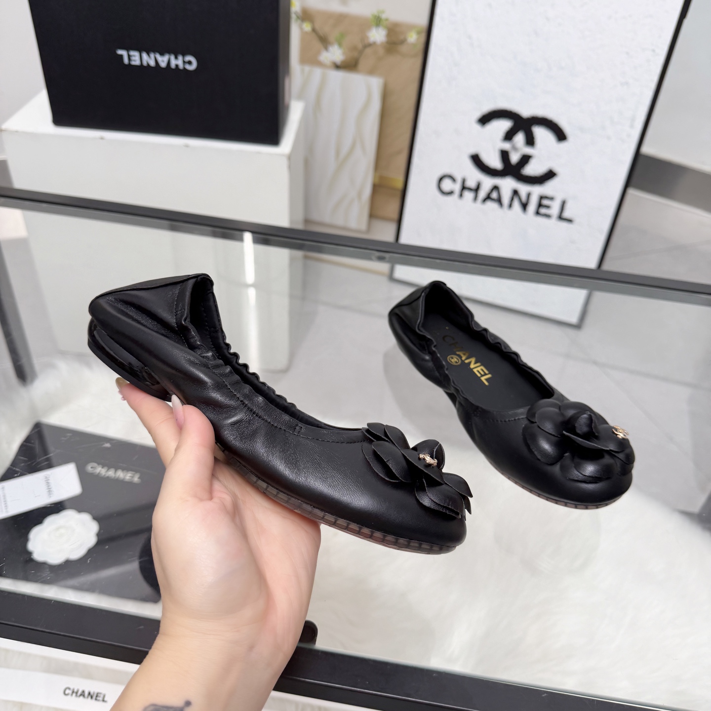 NO:788496,High version of Xiaoxiangjia shoes CHANE*｜, a big hit!  Xiaoxiang 2026 official website Chanel's new four-season shoes for early spring, the new series of loafers are full of retro style. The delicate shoe shape is very pleasing to look at, the small square toe makes the feet thinner, and the upper foot gives people a kind of retro feeling shoes of the era, new models for European and American catwalks, popular products. It looks beautiful on the legs, 1 original customized sheepskin 2 original silk sheepskin lining 3 outsole: original molded outsole  4 code number 35-41 (40 41 customized, non-returnable), single shoes, chanel, chanel, chanel, loafers, sheepskin19860909高版本小香家单鞋CHANE*｜,大爆款！小香2026官网香奈儿早春新款四季单鞋,系列新品乐福鞋满满的复古风 秀气的鞋型 看着就很讨喜,小方头 衬托脚也变得瘦瘦的,上脚给人就是一种年代的复古情怀鞋、欧美走秀新款,爆款产品.穿起来美腿, 1原版定制羊皮 2原版丝绸羊皮内里 3大底:原版开模大底 4码数35-41（40 41定做不退换）,单鞋,chanel,chanel,chanel,loafers,sheepskin,Women's Shoes